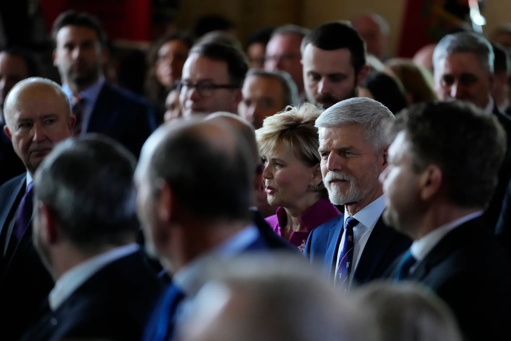 Český novozvolený prezident Petr Pavel (uprostred vpravo) so svojou manželkou Evou kráča okolo hostí pred jeho inauguráciou na Pražskom hrade.