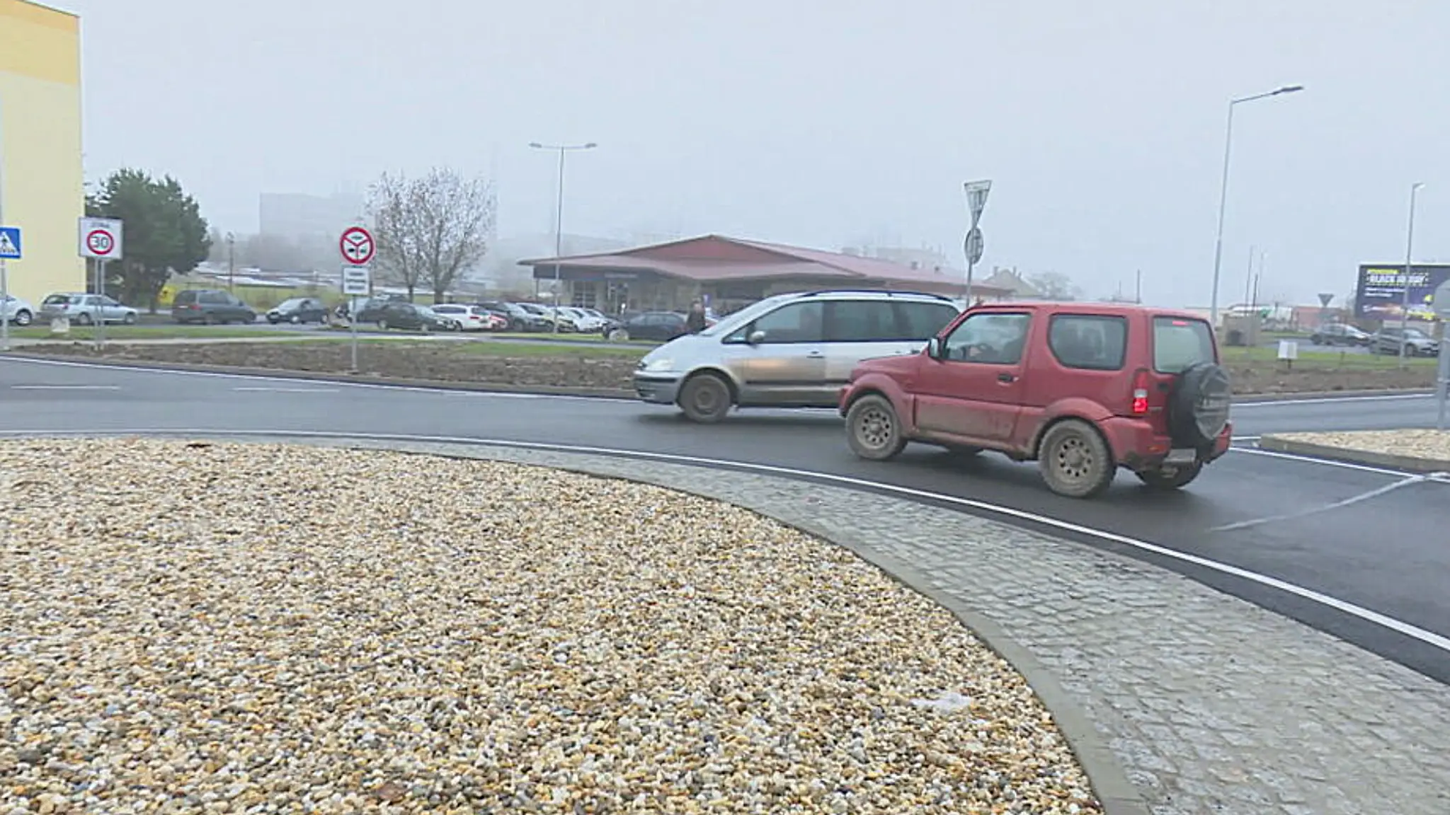 Nový kruhový objazd v Poltári.