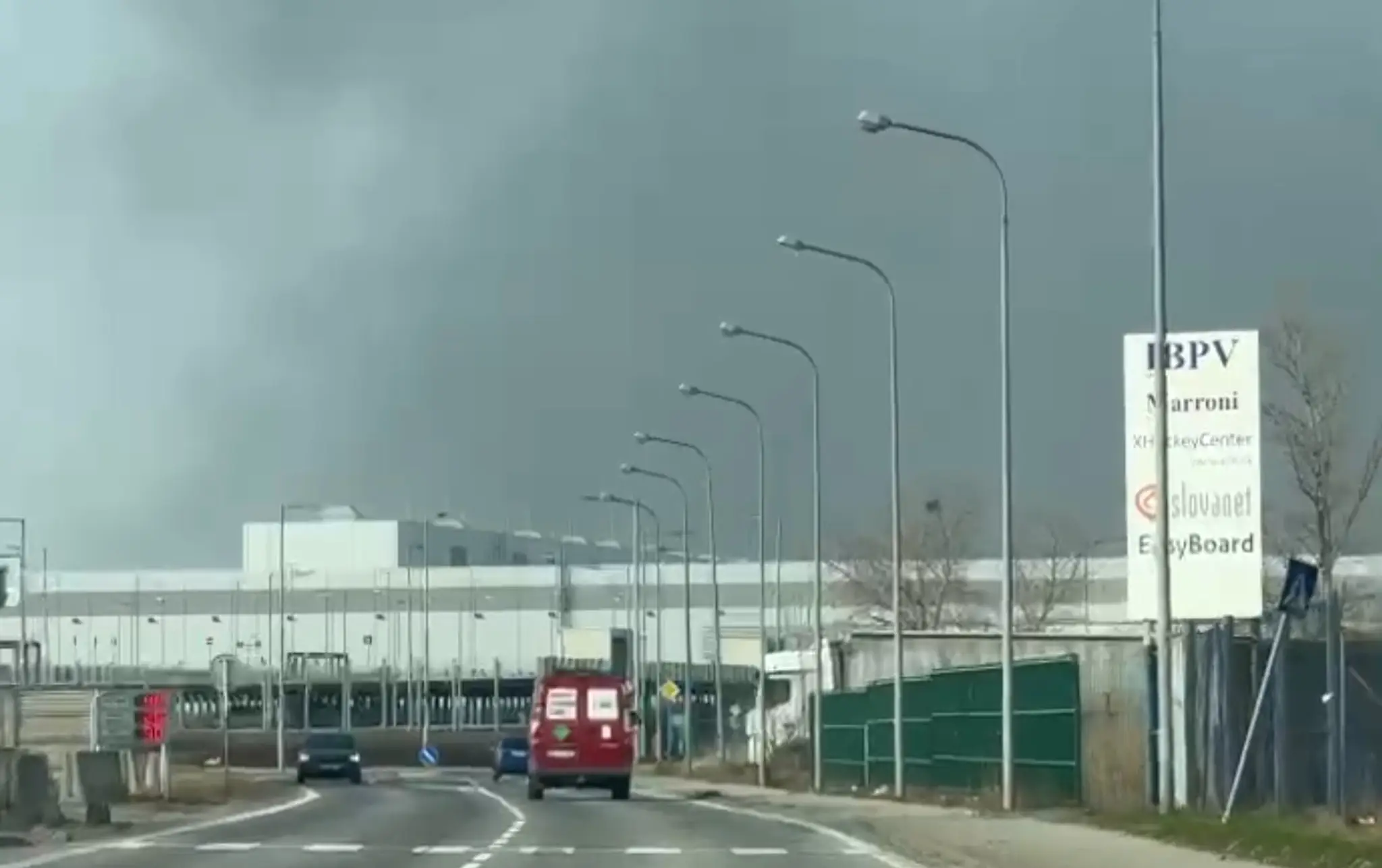 Požiar v servise kamiónov v Devínskej Novej Vsi.