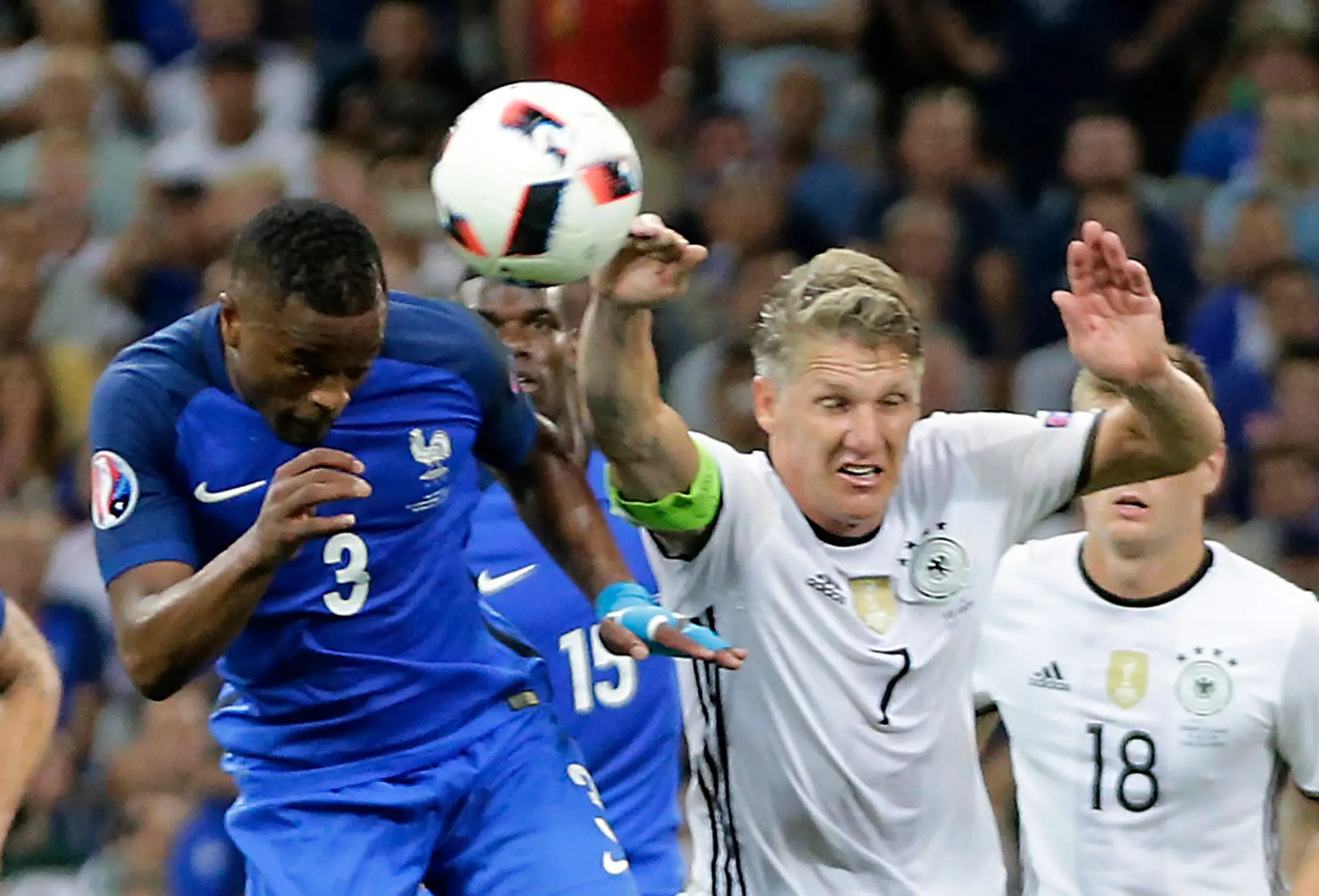 Jeden z najspornejších momentov ME. Nemec Bastian Schweinsteiger hrá rukou v semifinále proti Francúzsku.