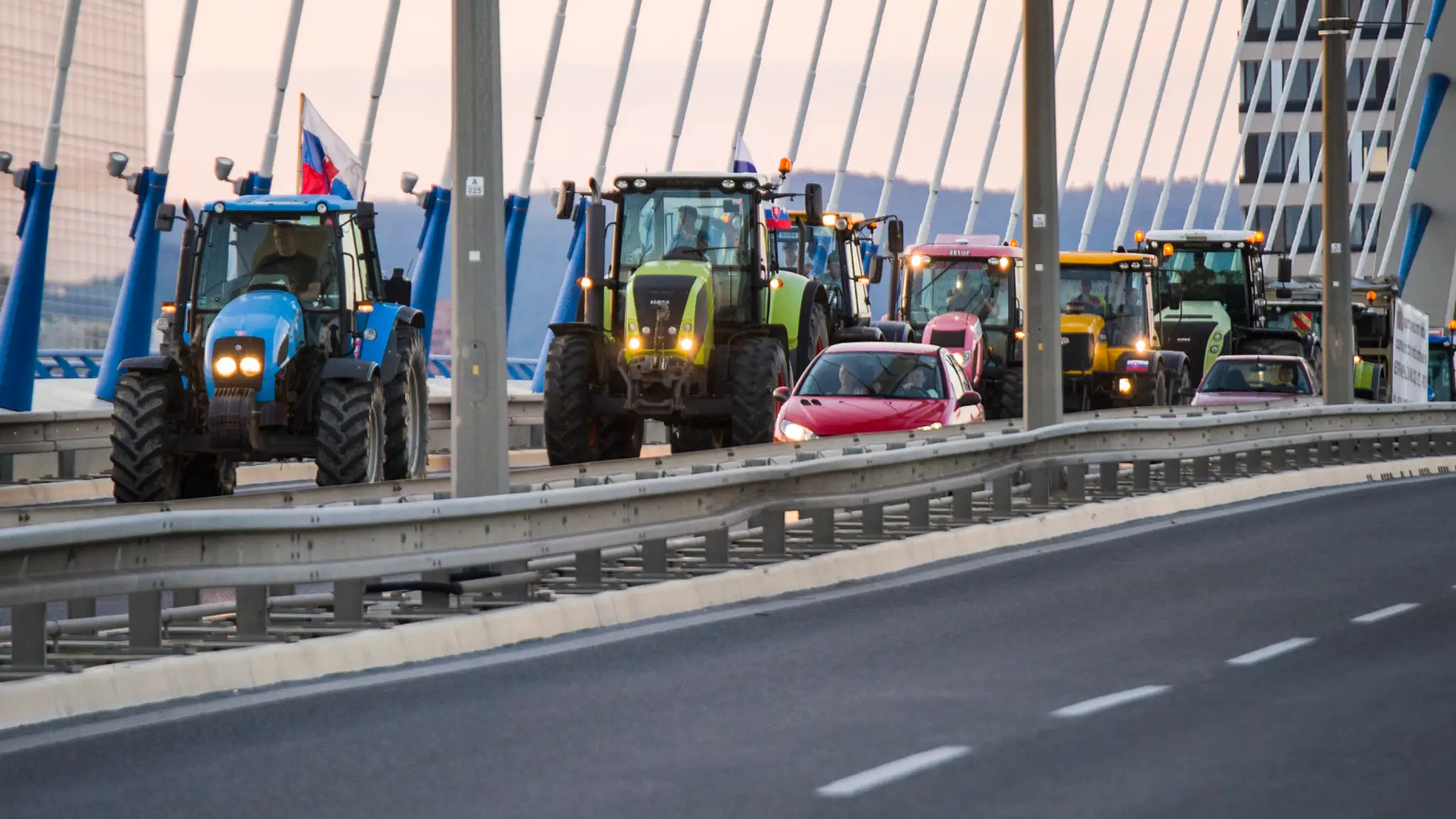Protestná jazda farmárov z Michaloviec do Bratislavy za lepšie podmienky v poľnohospodárstve.