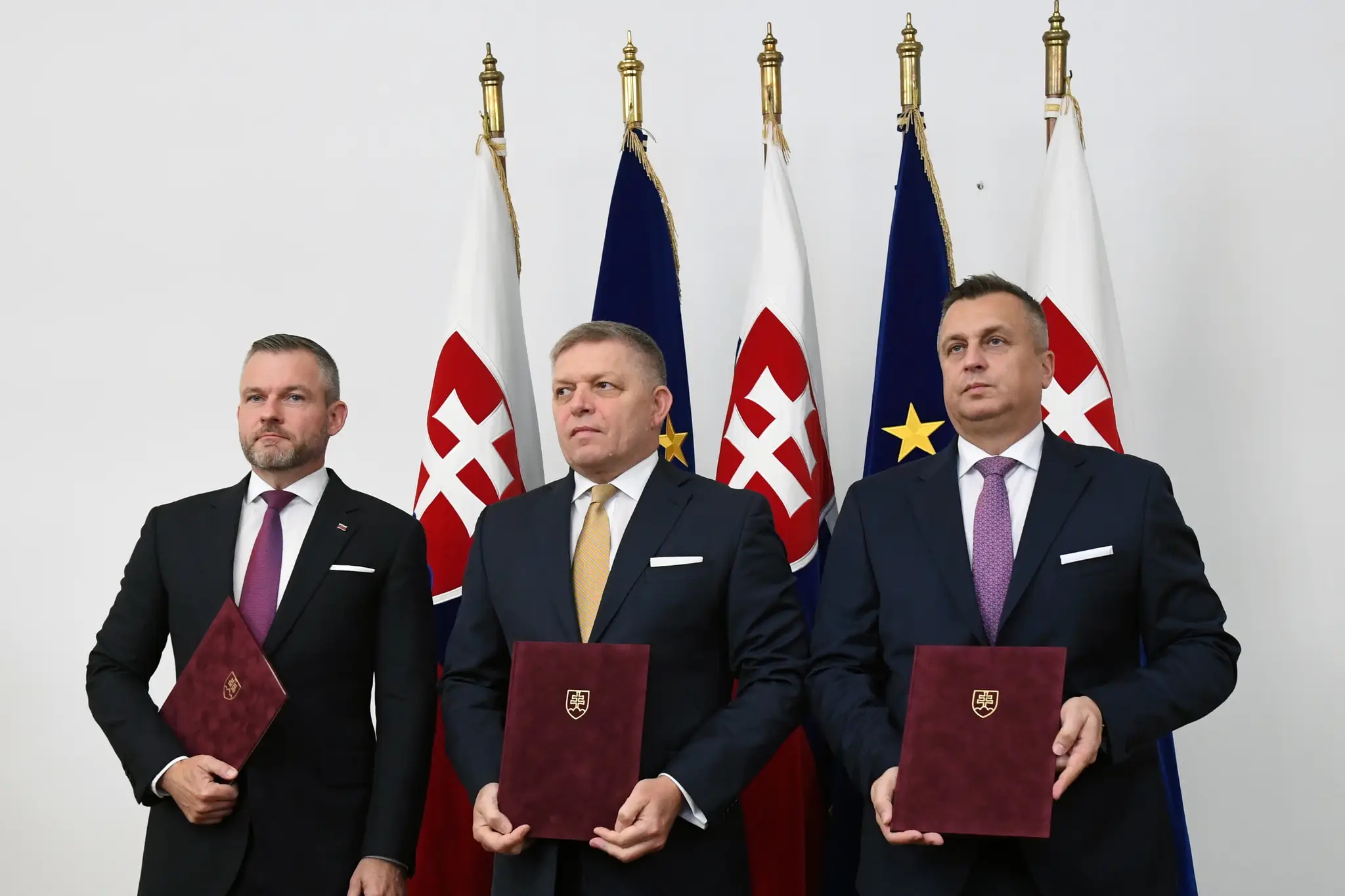 Zľava Peter Pellegrini, Robert Fico a Andrej Danko po podpise koaličnej dohody.