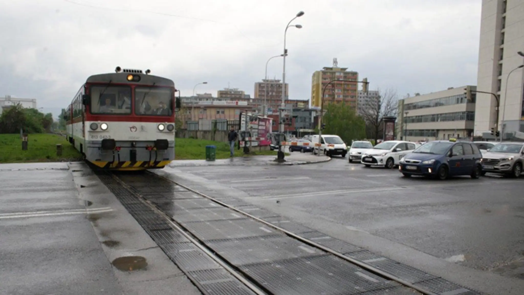 Prichádzajúci vlak do stanice Bratislava filiálka.