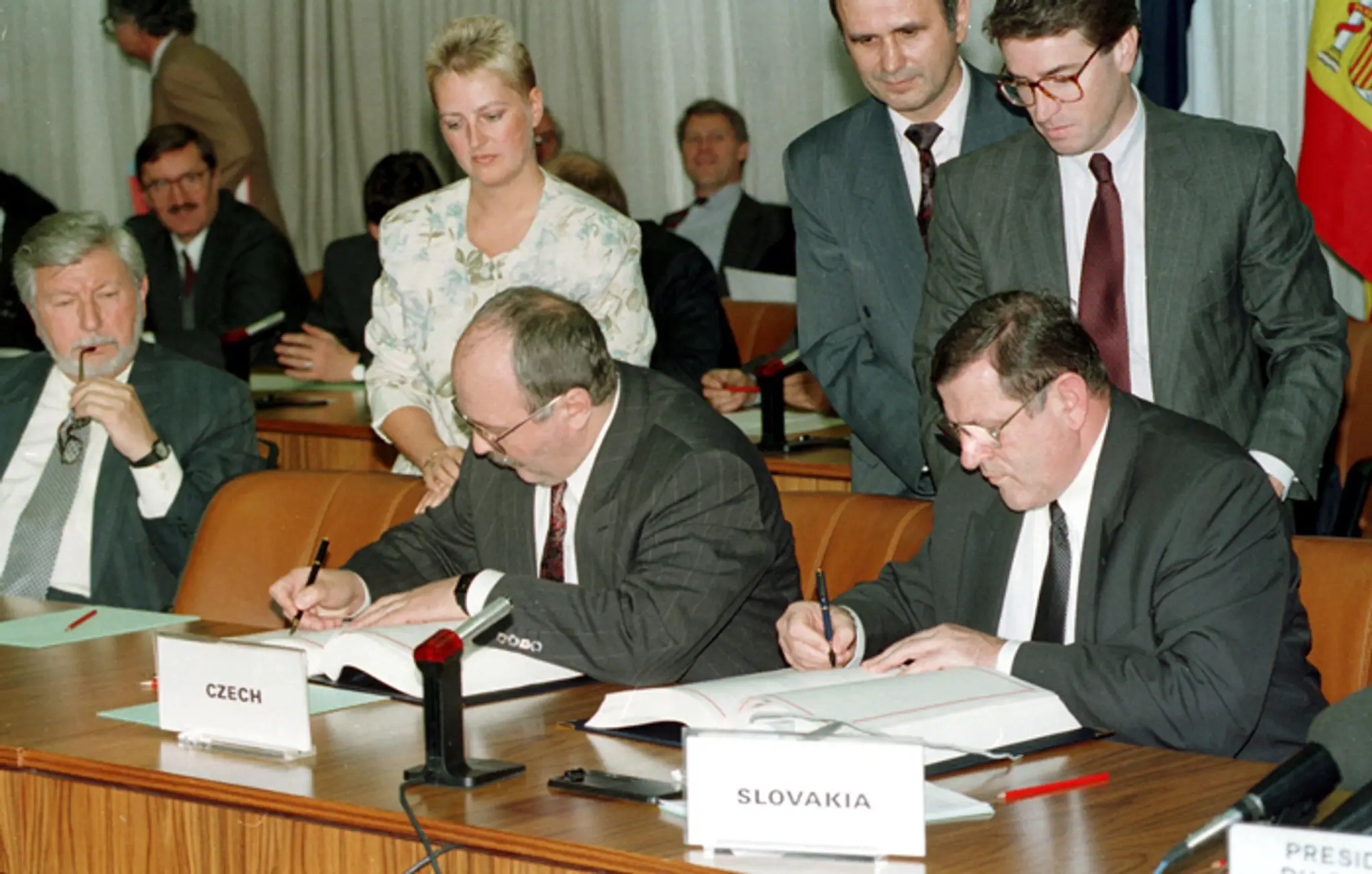 Prvé referendum bolo 22.októbra 1994, týkalo sa prijatia zákona o preukazovaní finančných prostriedkov pri privatizácii.