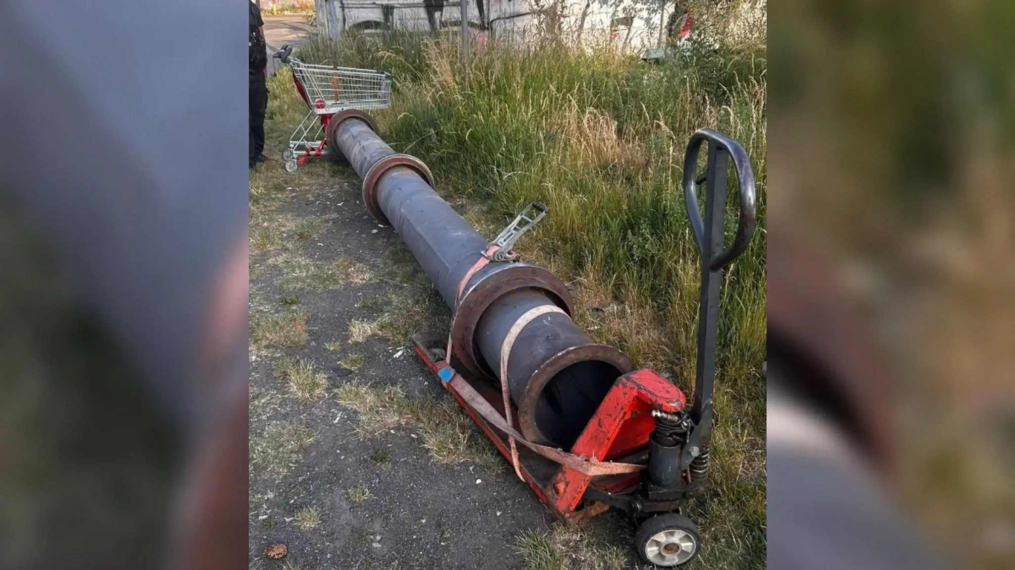 Krádež 600-kilového potrubia na nákupnom vozíku.