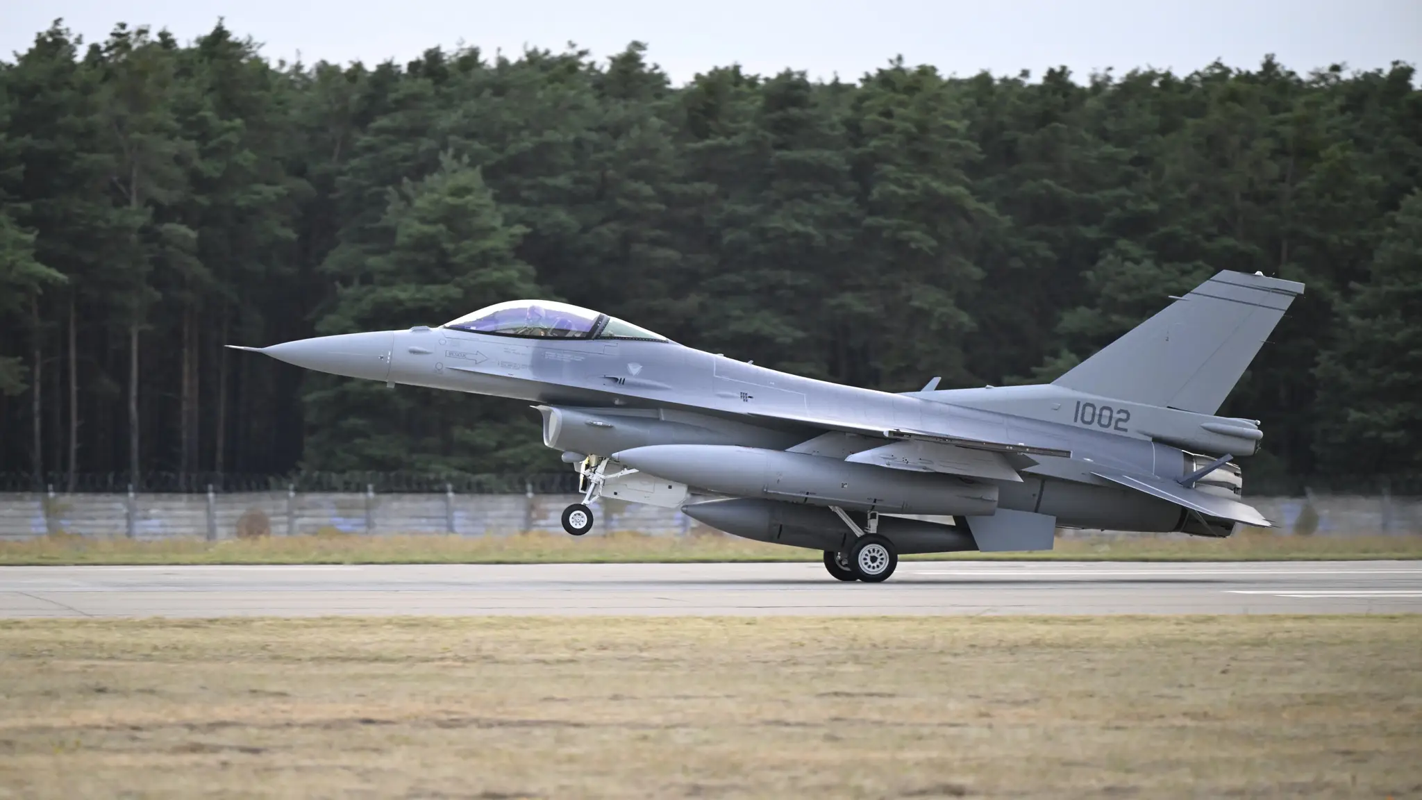 Príchod stíhačiek F-16.