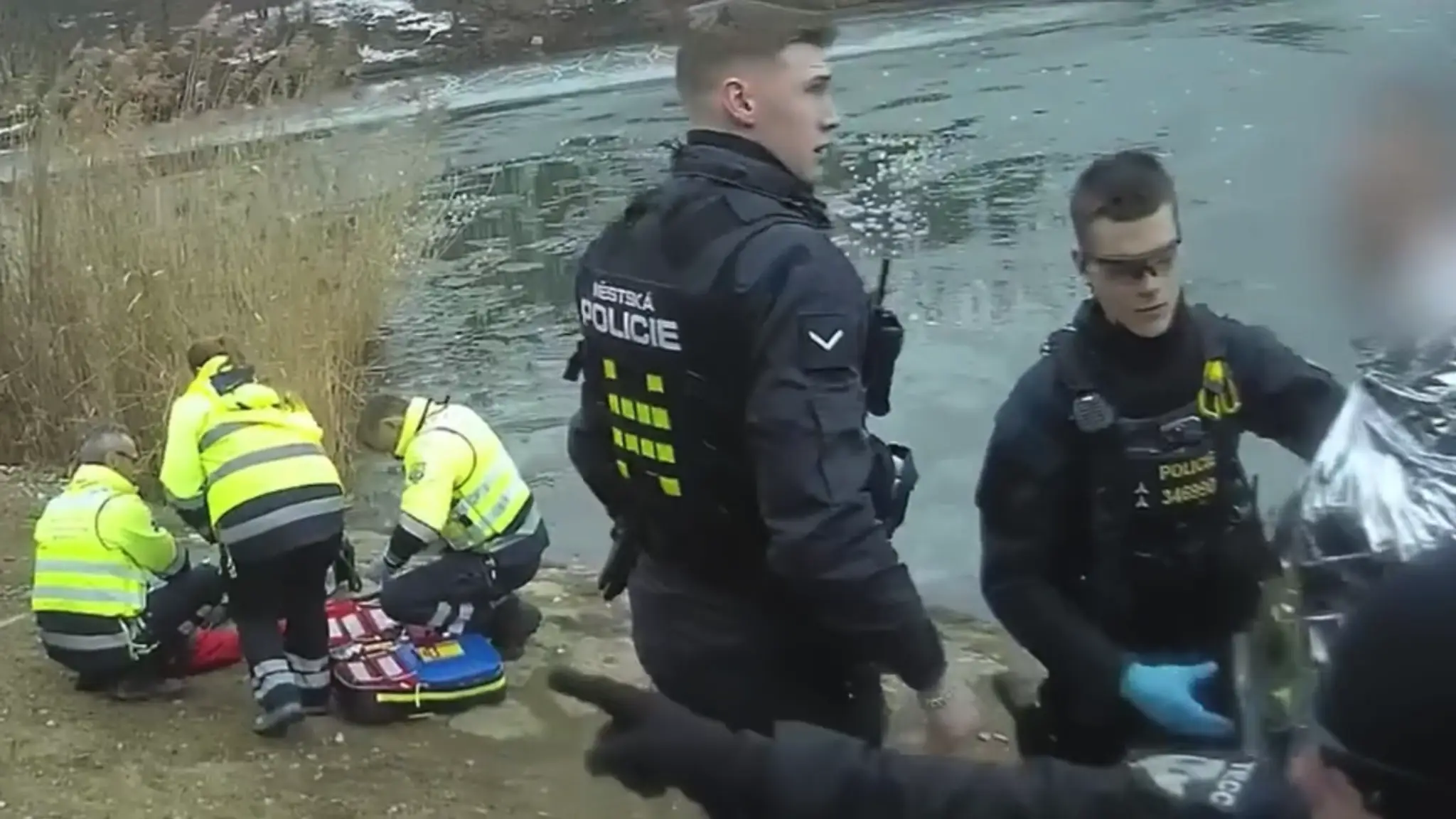 Záchranná akcia na rybníku v Prahe