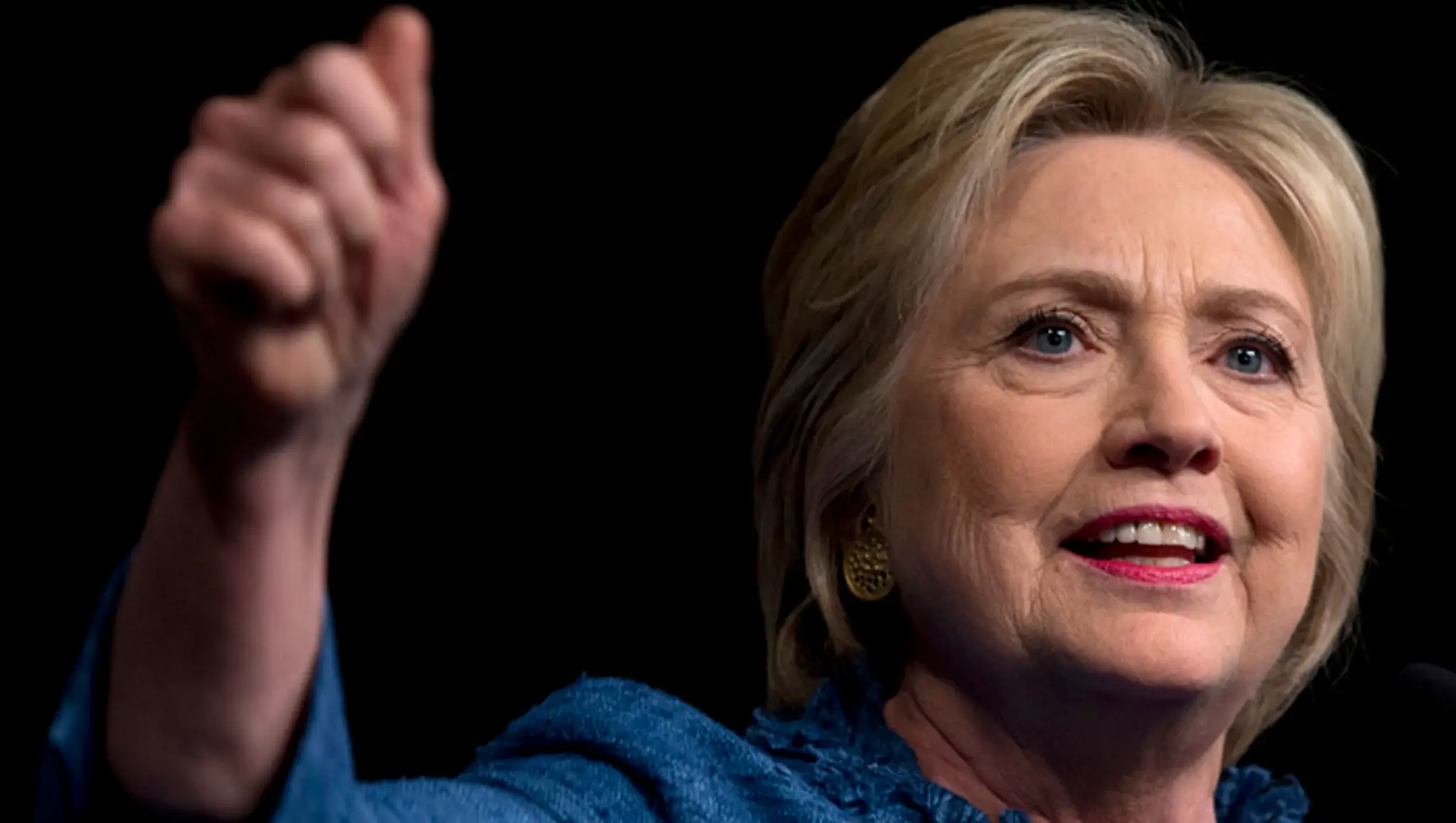 Hillary Clintonová naznačila, že je pripravená na možný súboj o Biely dom s republikánskym favoritom Donaldom Trumpom.