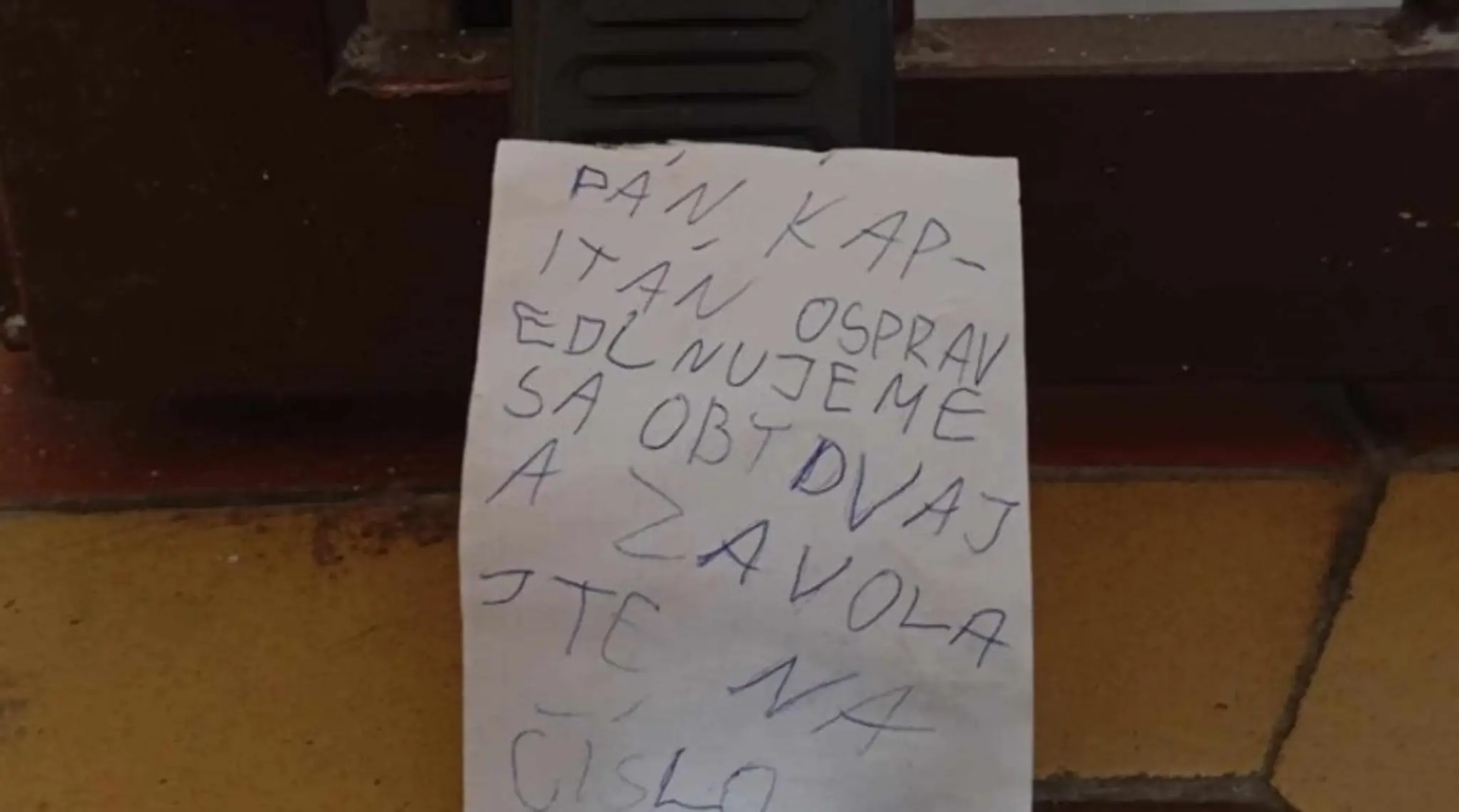 Na snímke odkaz, ktorý nechal páchateľ, ktorý vrátil ukradnuté veci z rušňa.