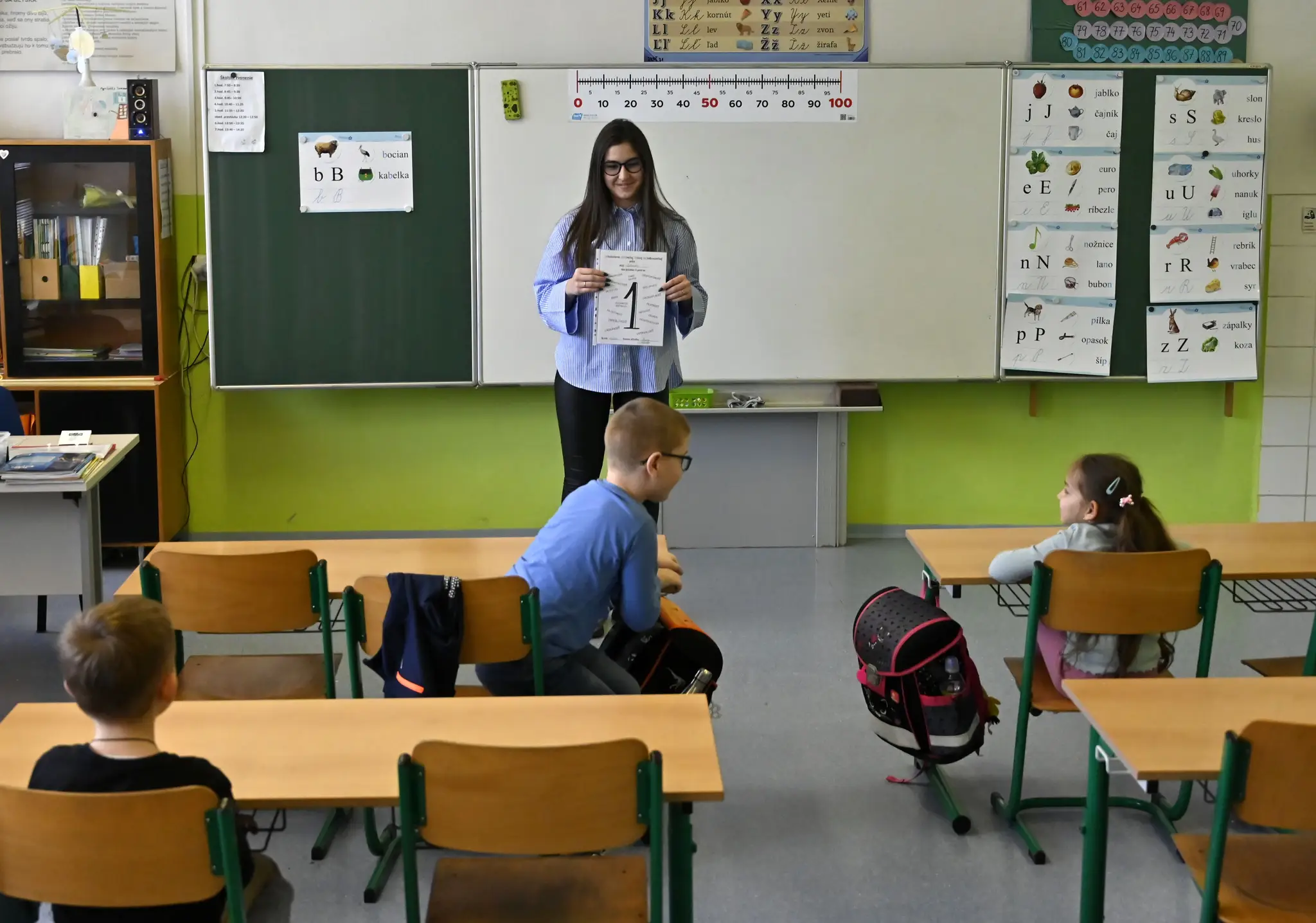 Odovzdávanie polročného hodnotenia prvákom na Základnej škole Komenského v Trebišove.