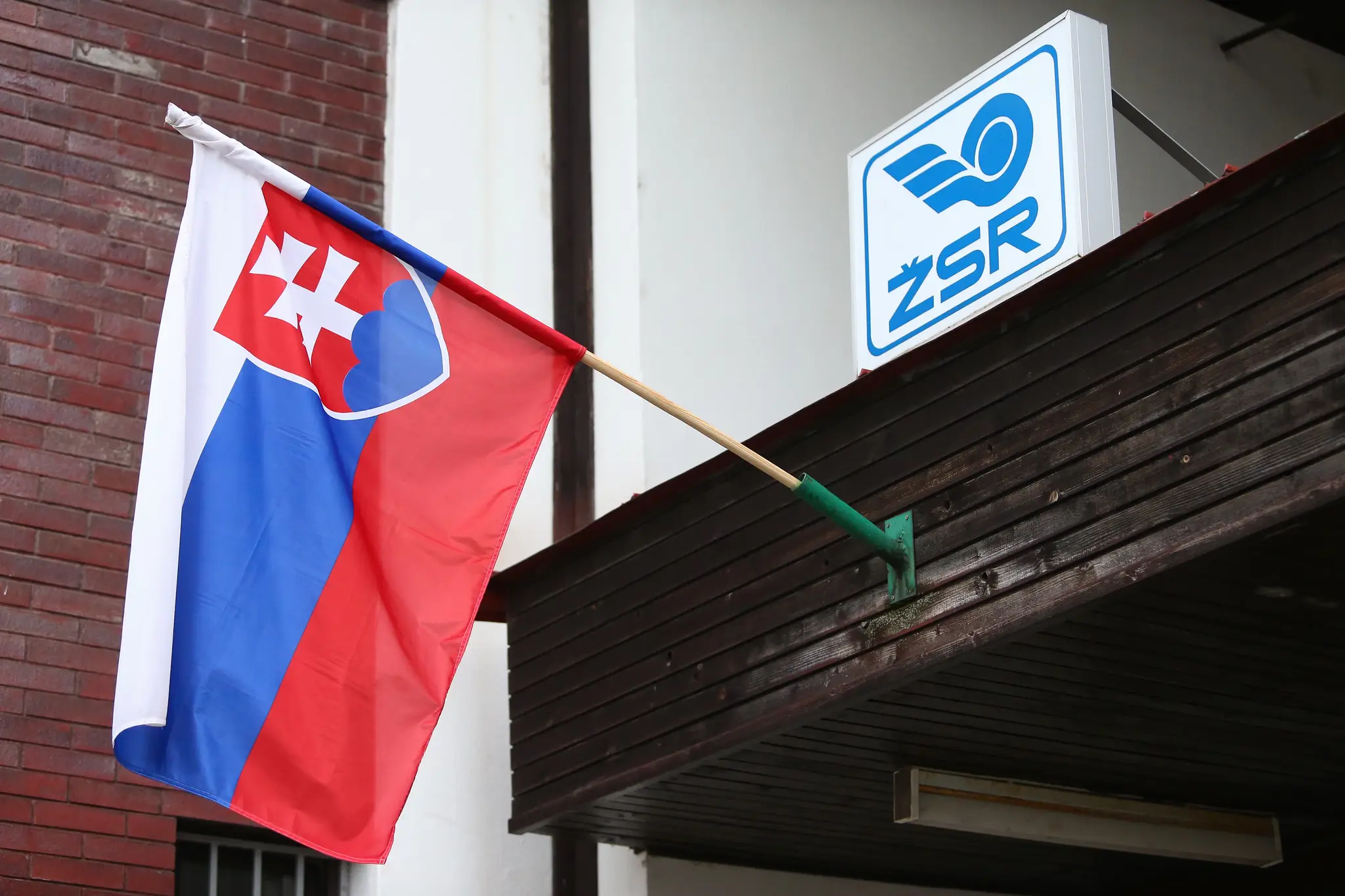 Štátna zástava na budove železničnej stanice v meste Krásno nad Kysucou.