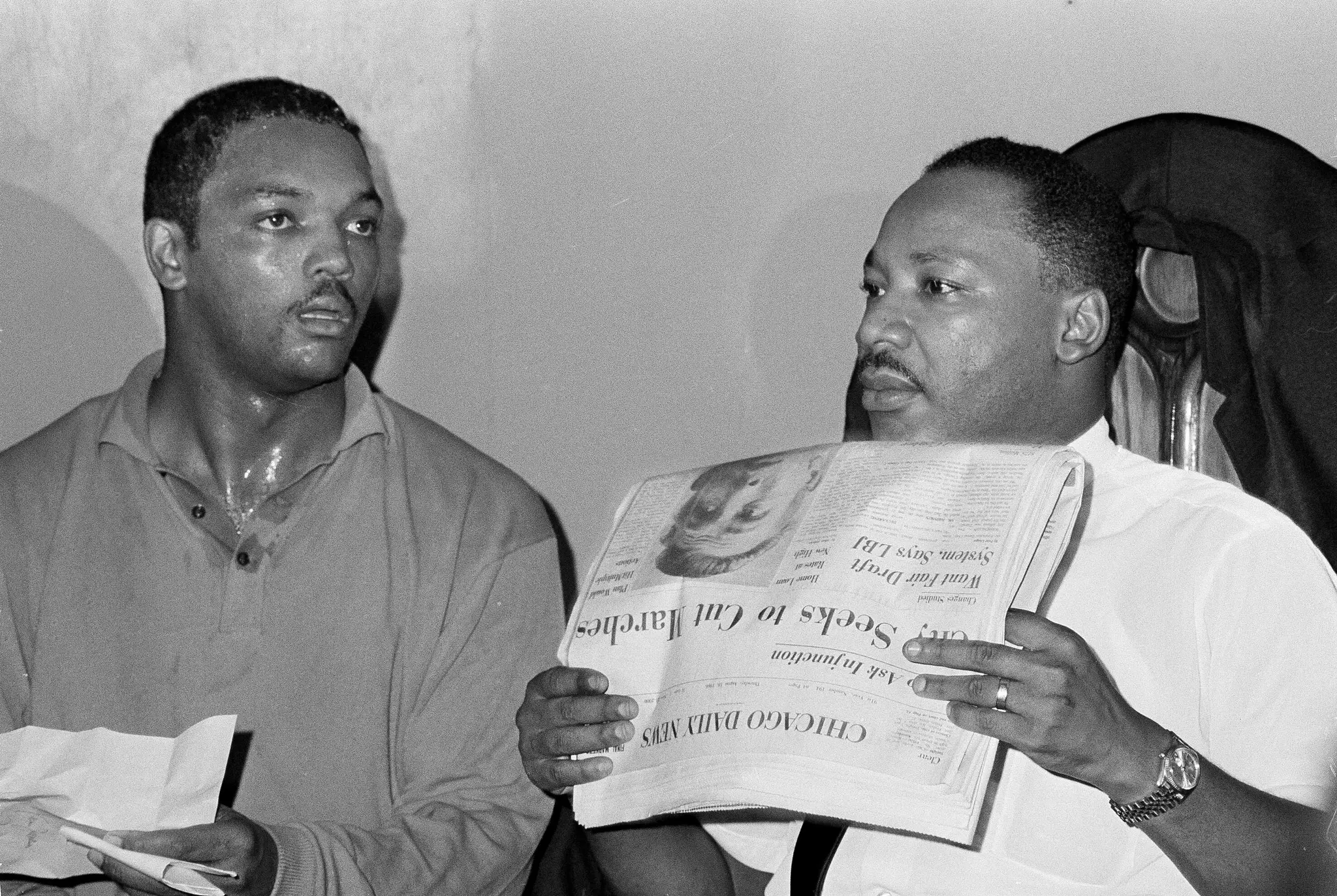 Líder hnutia za občianske práva Dr. Martin Luther King, Jr. (vpravo) a jeho poradca reverend Jesse Jackson v Chicagu, 19. augusta 1966.
