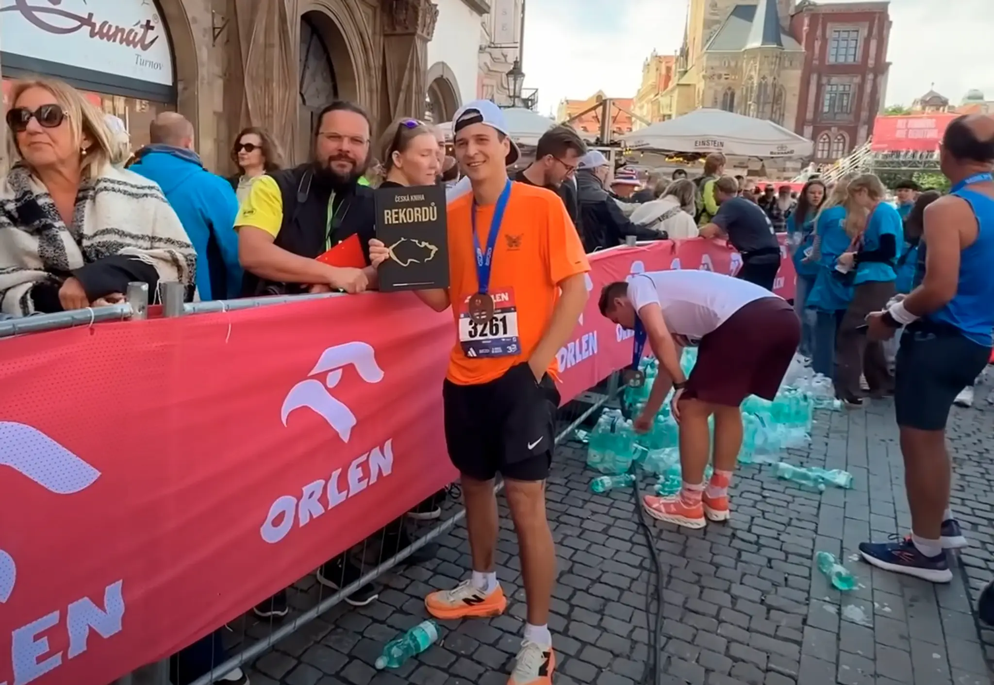 YouTuber zabehol maratón s rukami vo vreckách.