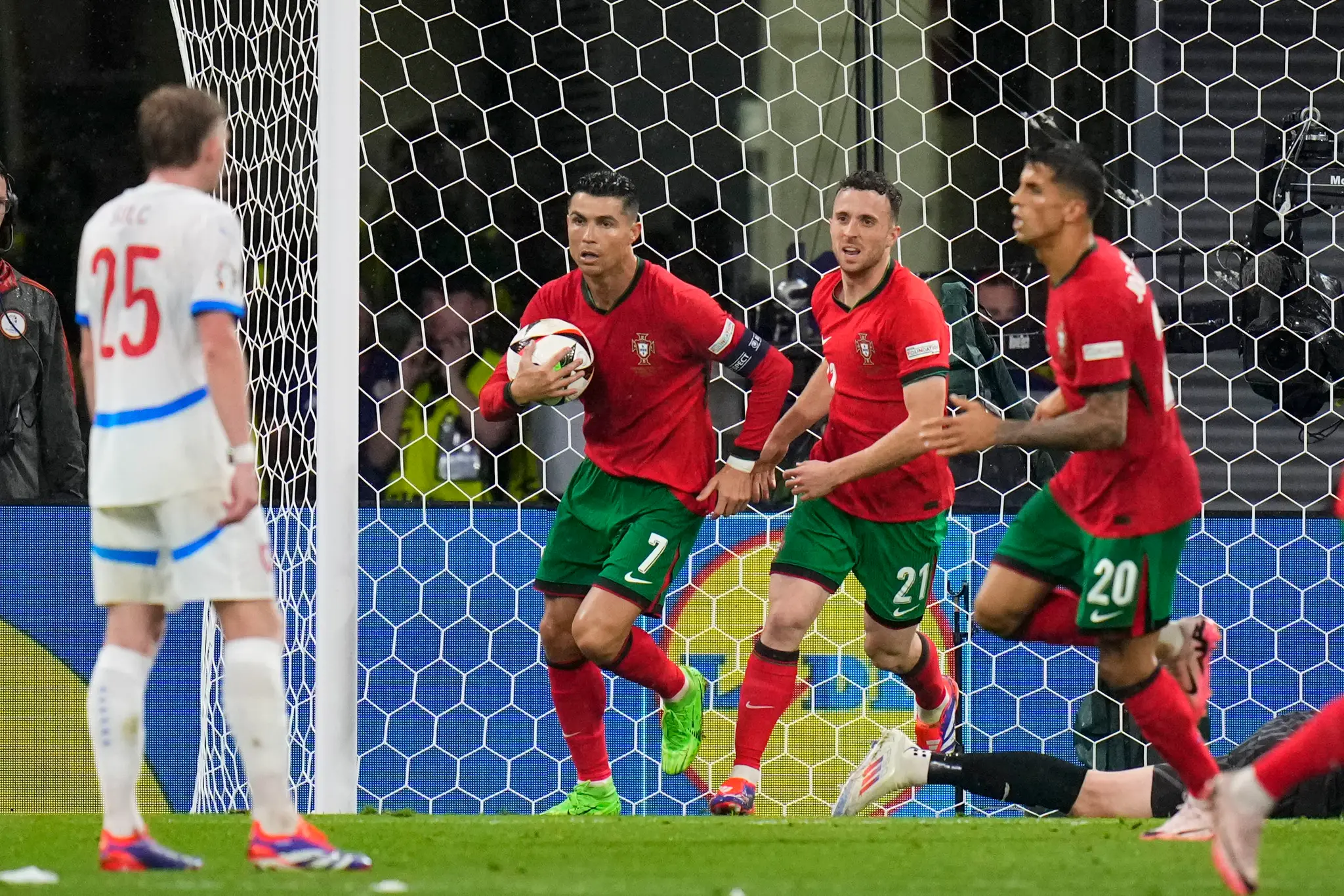 Portugalskí hráči oslavujú po tom, ako Čech Robin Hranáč strelil vlastný gól.