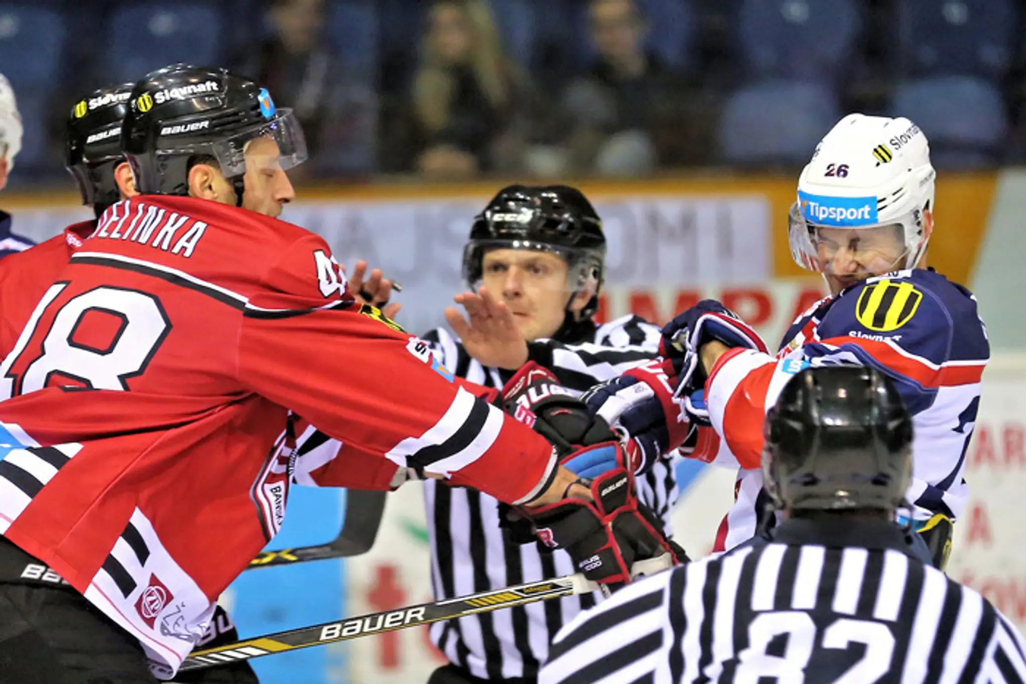 Ivan Ďatelinka (HC´05 iClinic Banská Bystrica) v súboji s hráčom HKM Zvolen Jánom Semoradom.