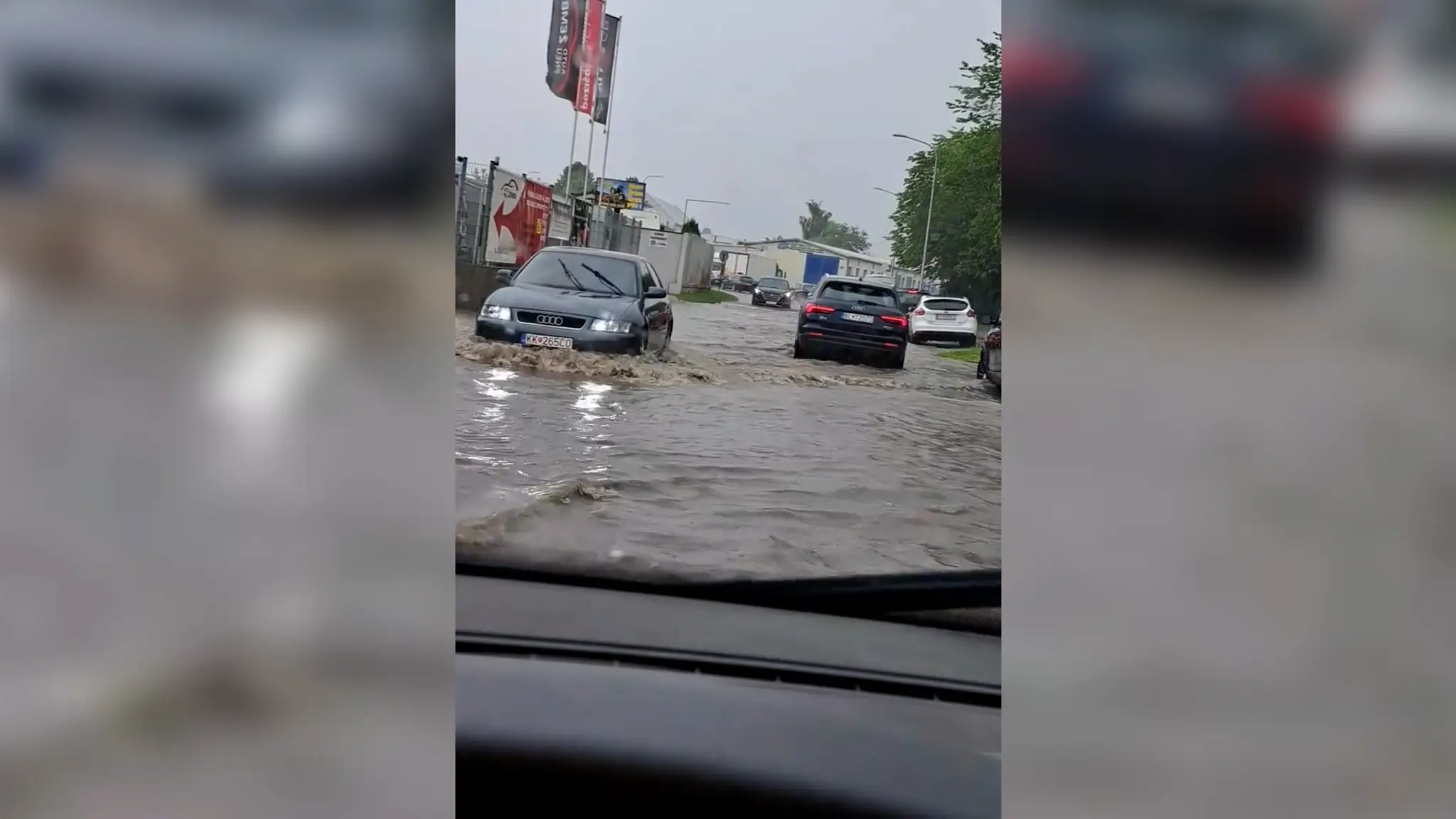 Cesty v Kežmarku sú pre povodne pod vodou.