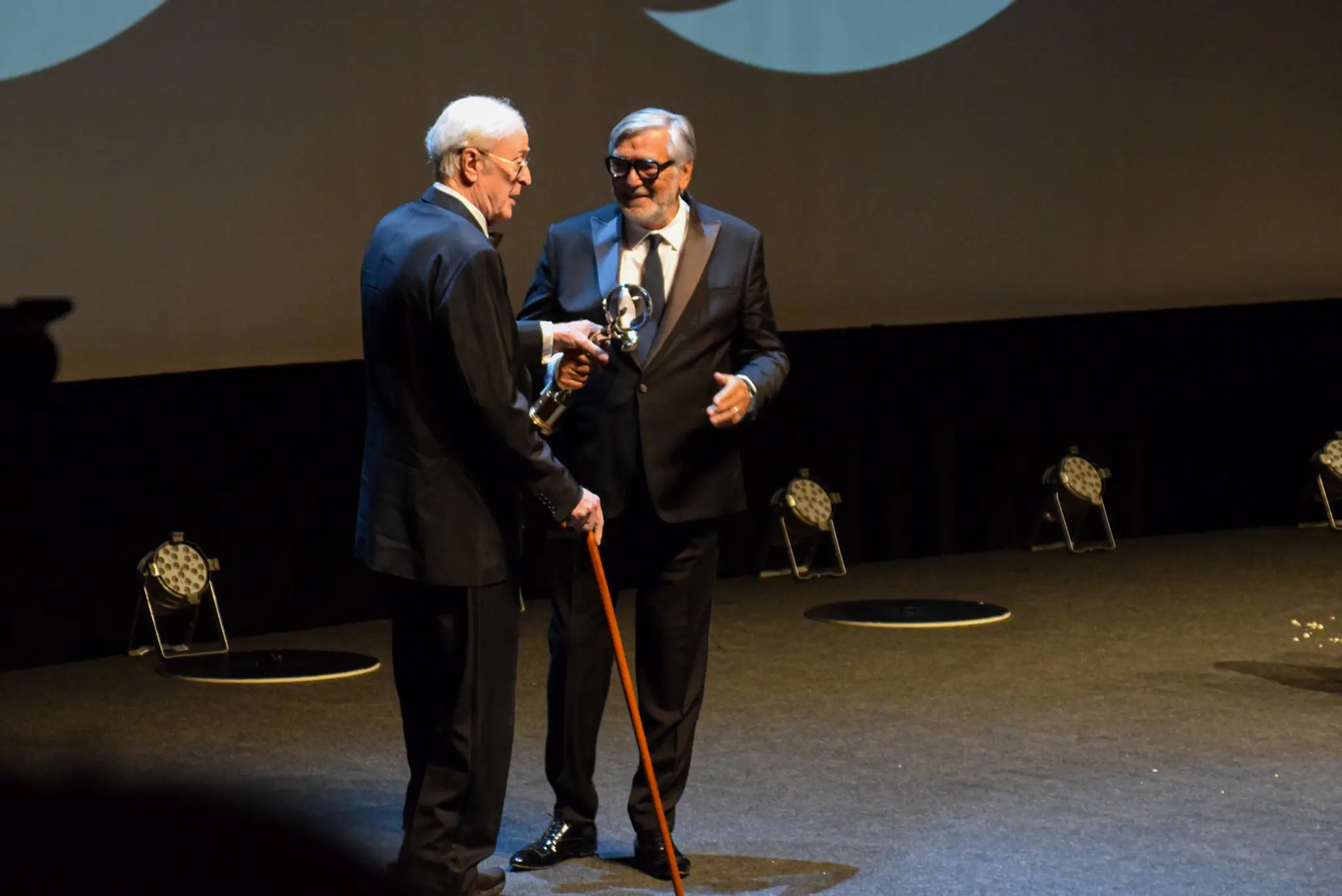 Sir Michael Caine si na 55. ročníku MFF KV prevzal Krištáľový glóbus za mimoriadny umelecký prínos do svetovej kinematografie