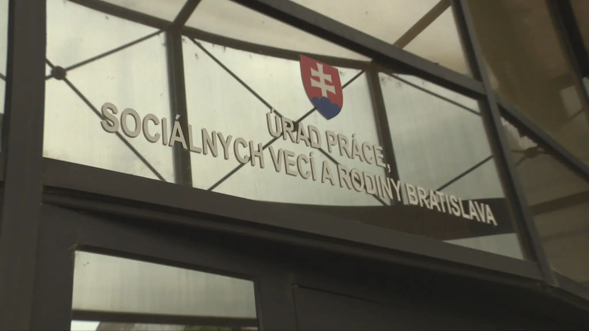 Minister práce upozorňuje na problémy s overovaním detí v tretích krajinách.