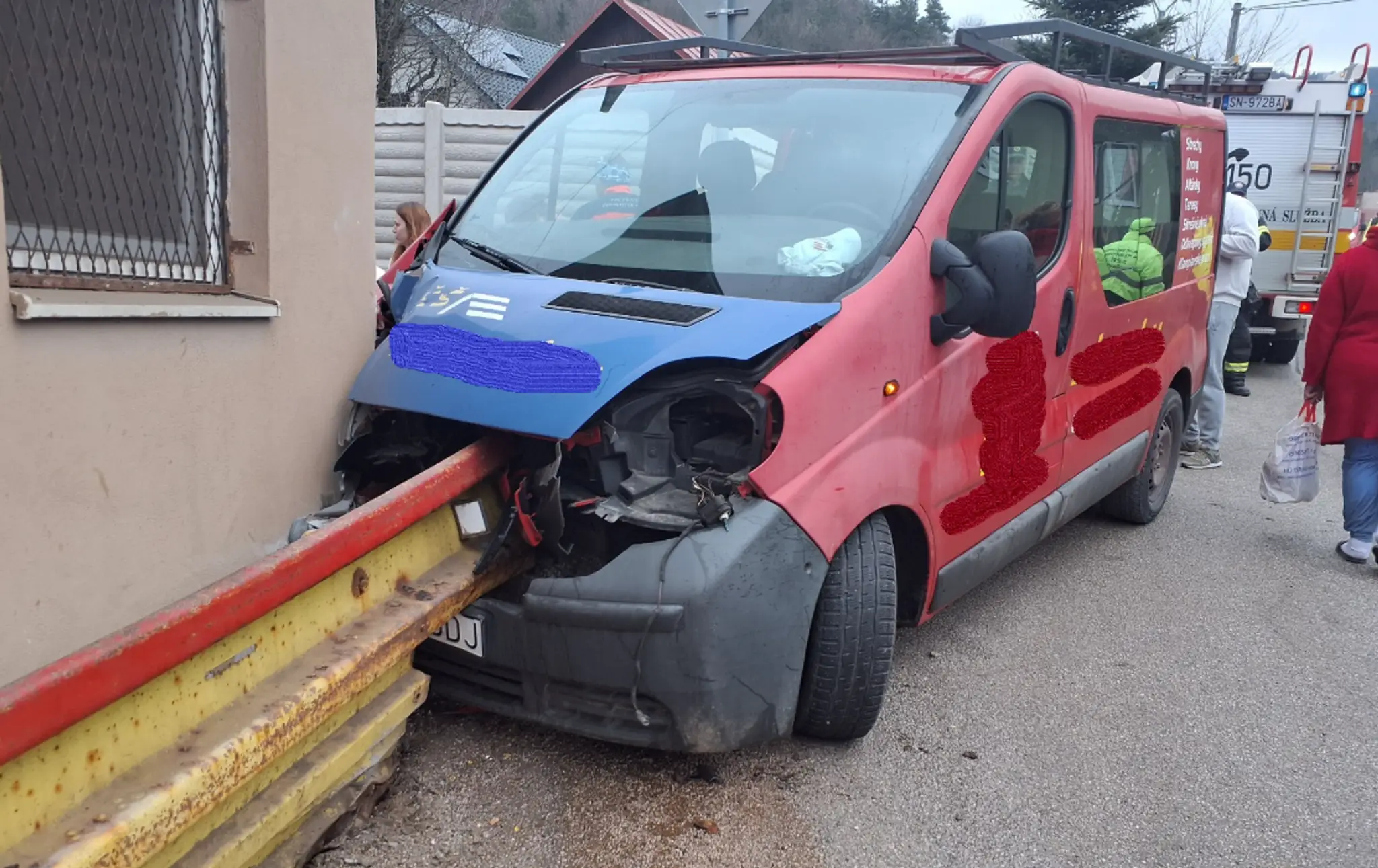 Na snímke havarované vozidlo v Rudňanoch, pri nehode sa zranili tri deti.