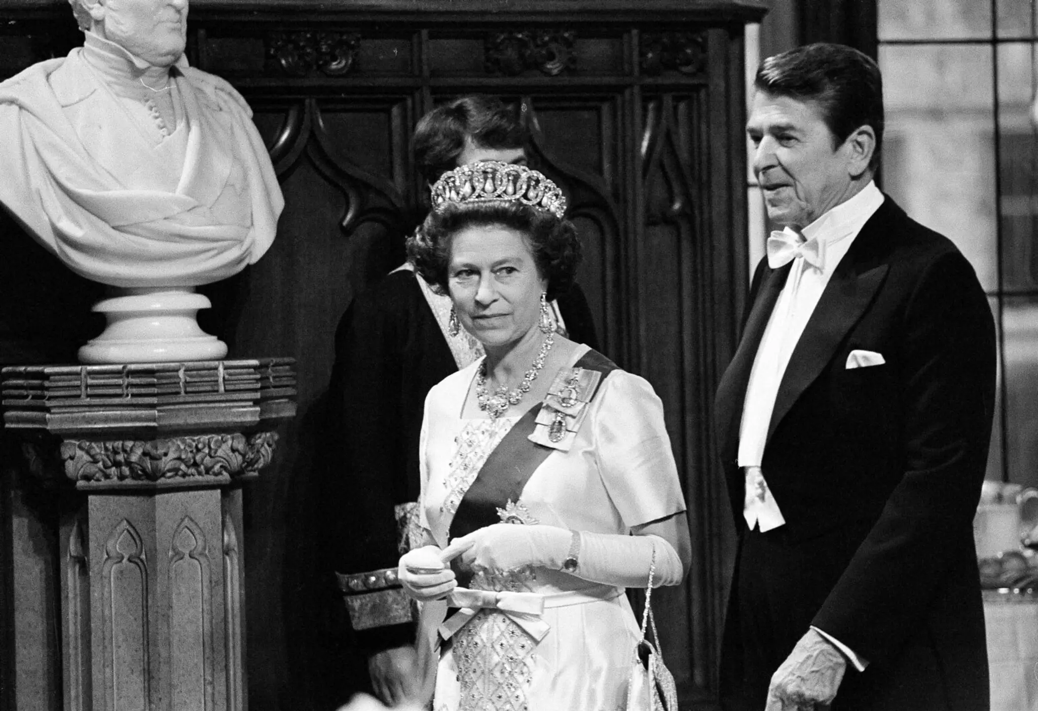 Na archívnej snímke z 8. júna 1980 britská kráľovná a americký prezident Ronald Regan.
