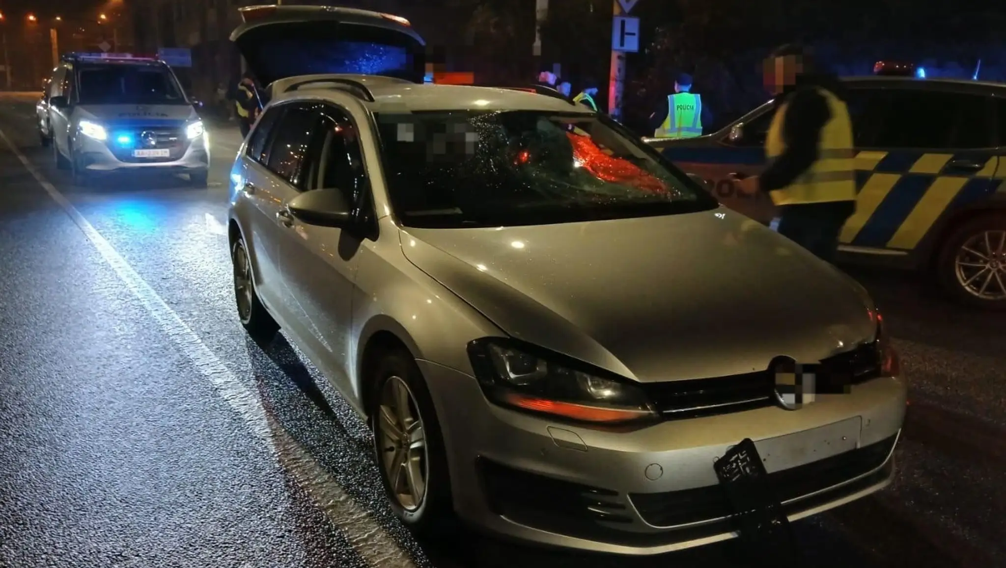 Auto po zrážke s chodcom.