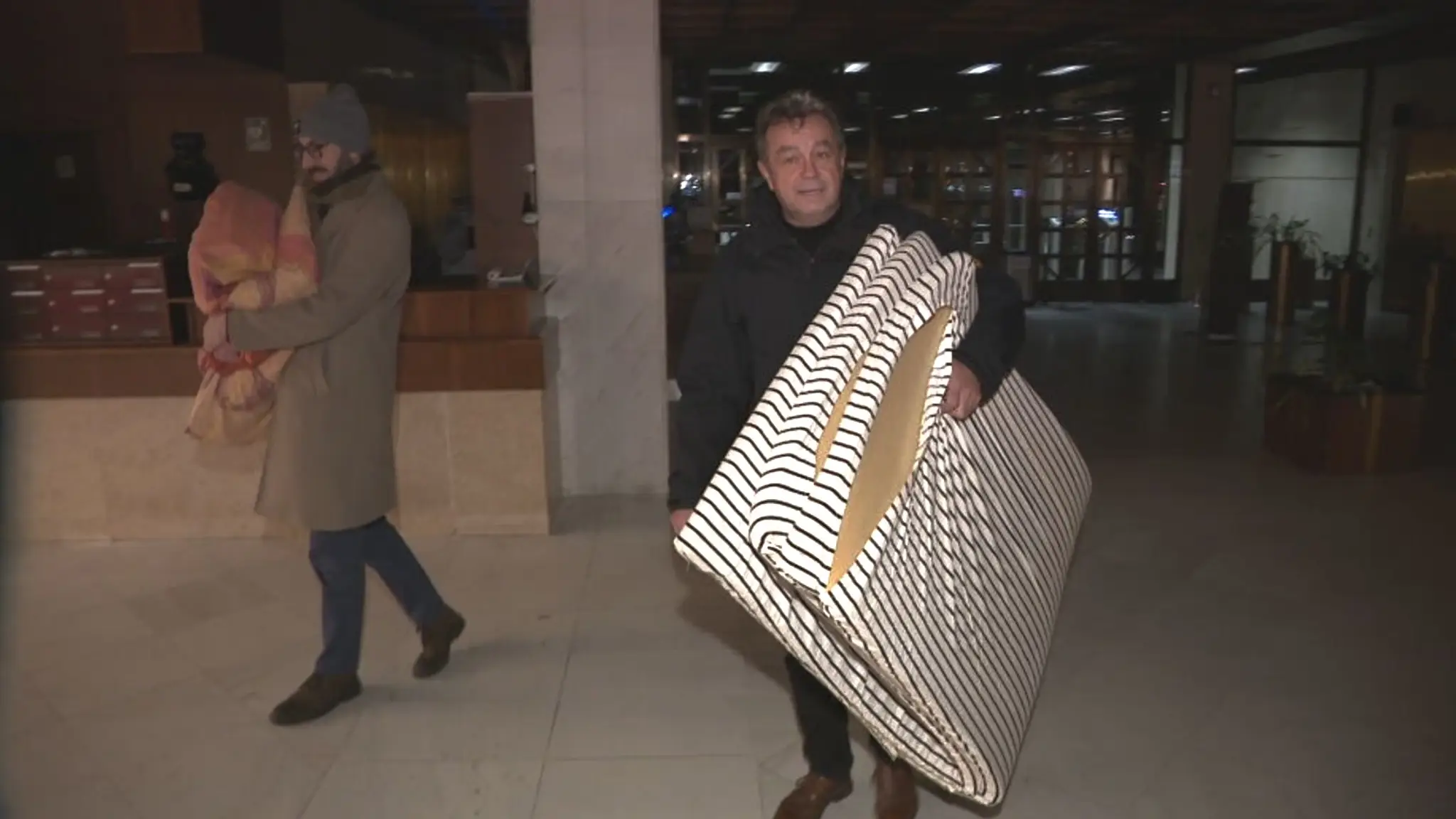 Poslanci si do NRSR priniesli matrac.