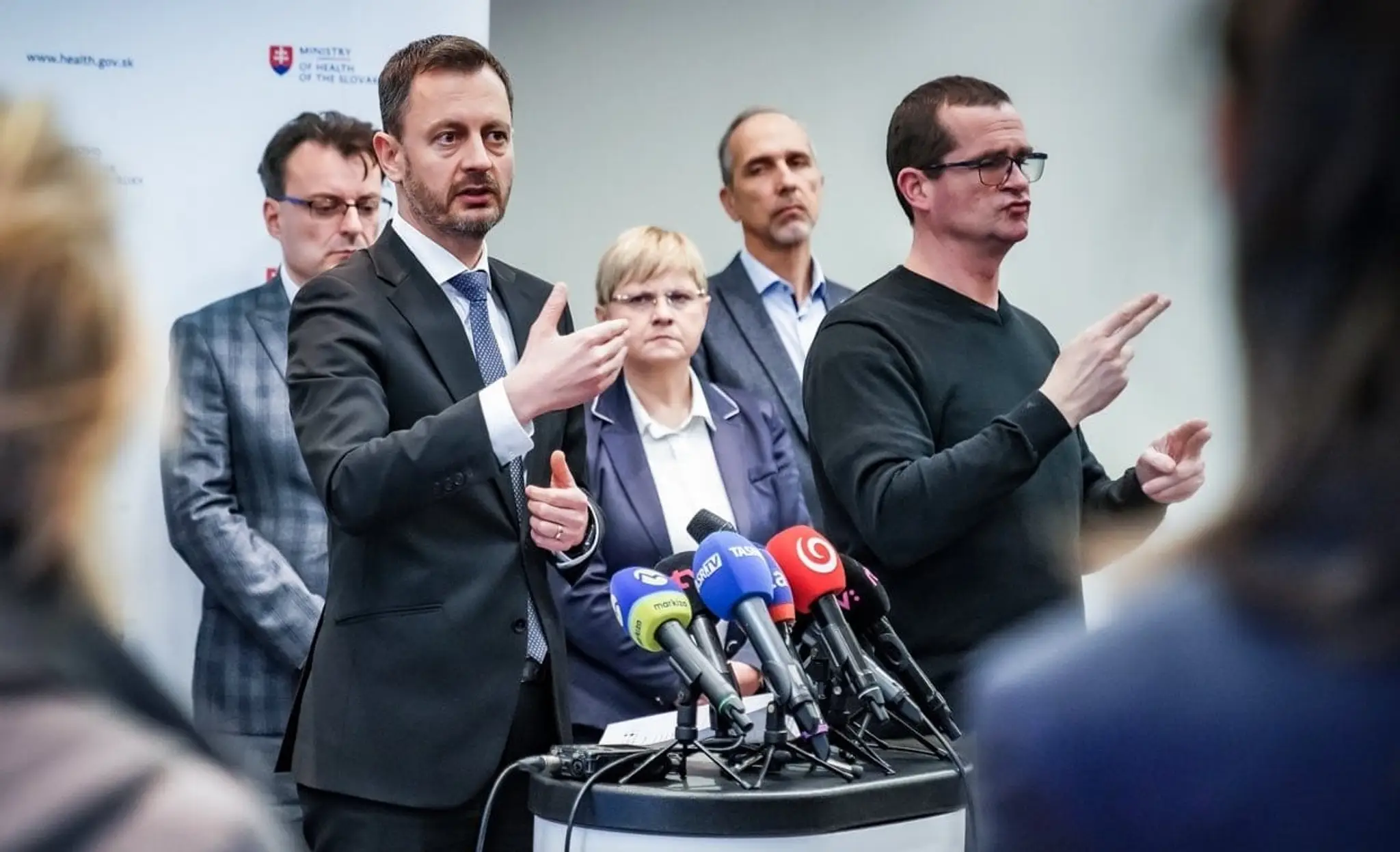 Dočasne poverený premiér Eduard Heger OĽaNO oznamuje výsledky rokovaní s ministrom zdravotníctva a ambulantným sektorom (cropped)