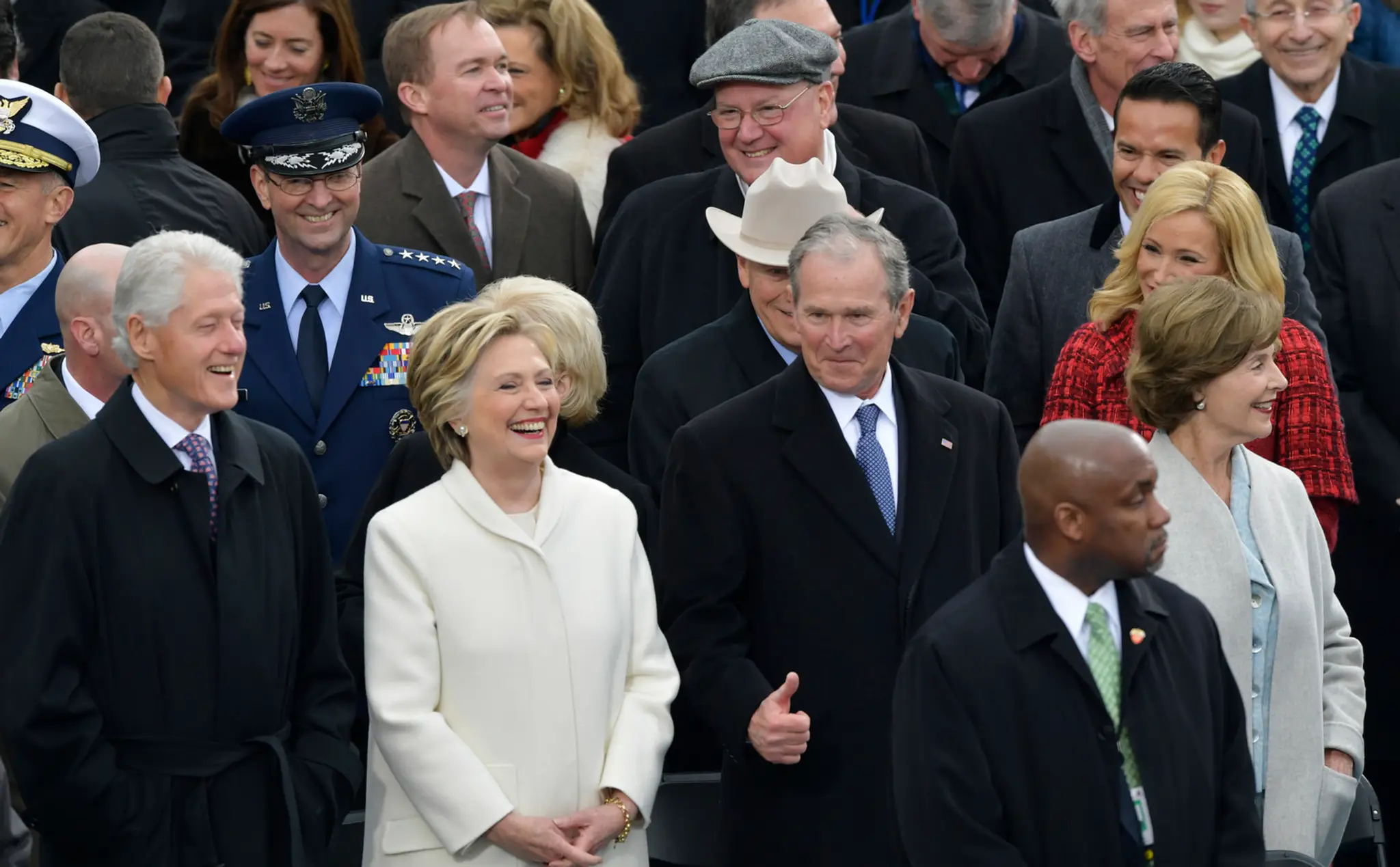 Zľava bývalý americký prezident Bill Clinton a jeho manželka Hillary, bývalý americký prezident George W. Bush a jeho manželka L