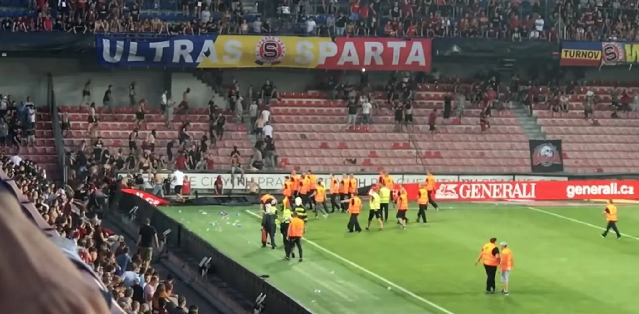 Fanúšikovia Sparty vtrhli na ihrisko.