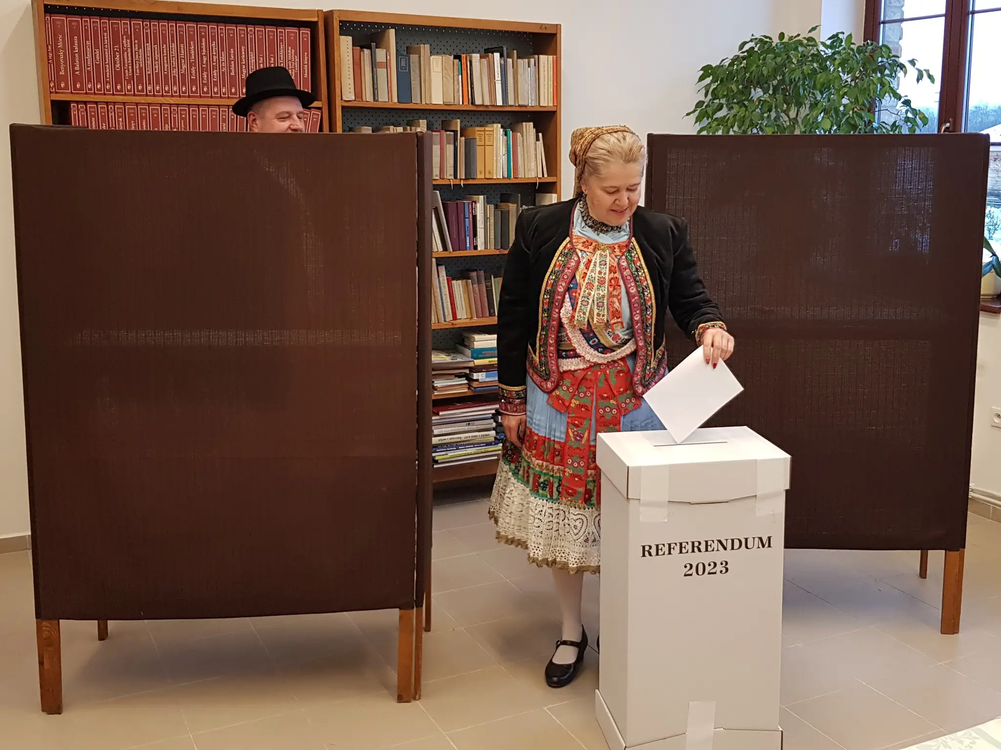 Členka folklórneho súboru z Martoviec odovzdala hlas tradične v kroji.
