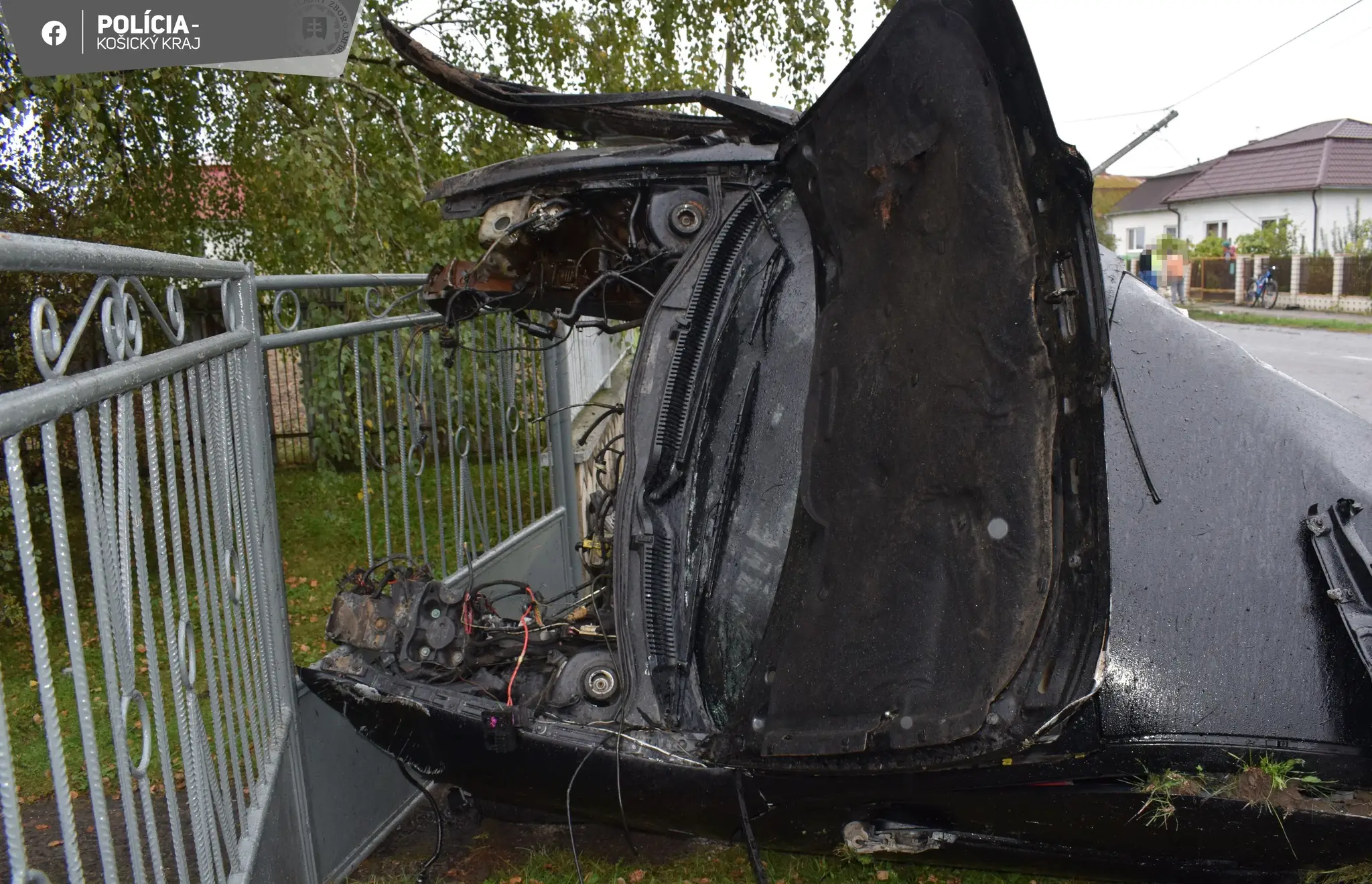 Auto pri nehode roztrhlo na polovicu
