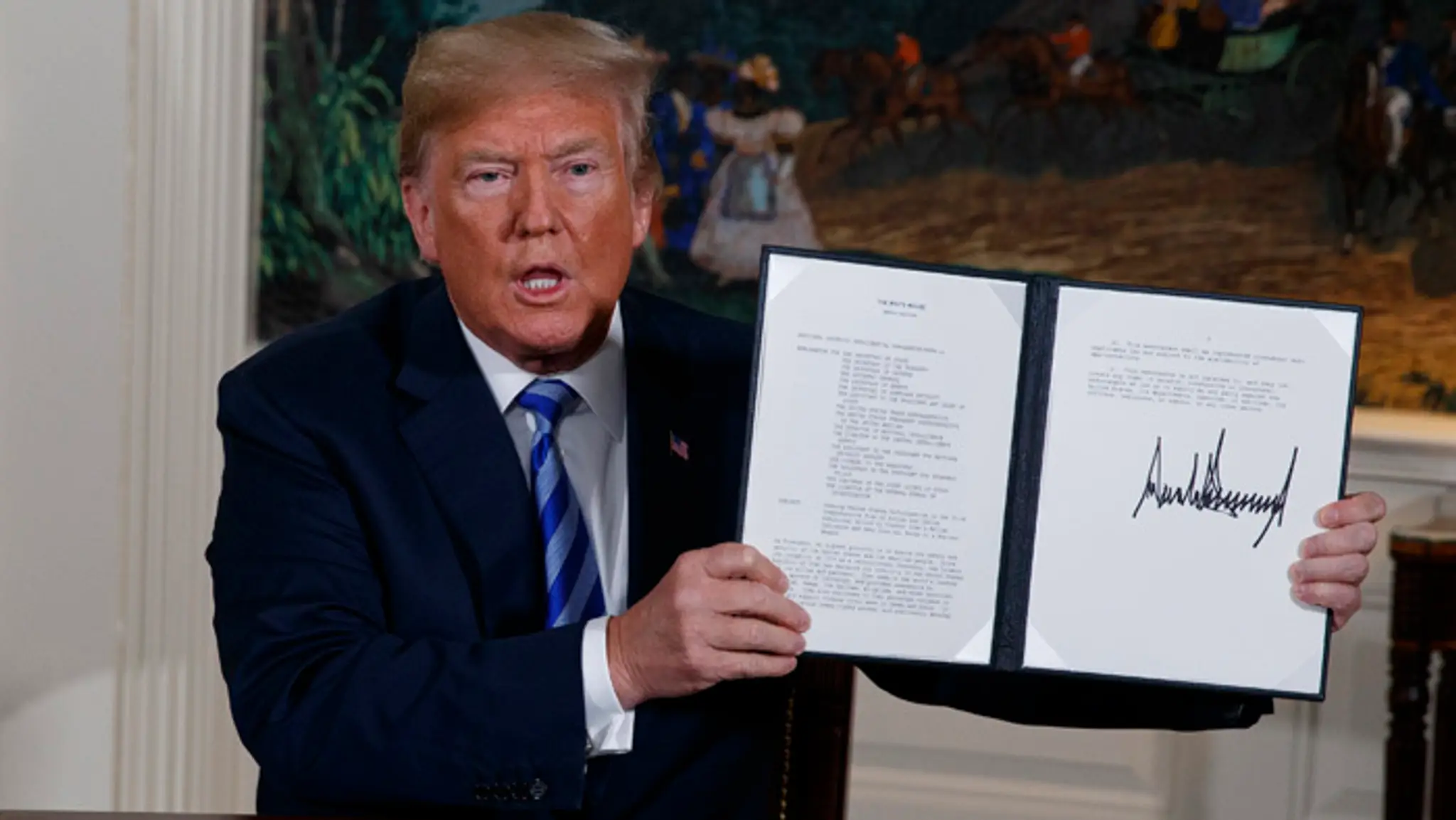 Donald Trump ukazuje podpísané prezidentské memorandum po tom, čo oznámil, že USA odstupujú od jadrovej dohody s Iránom.