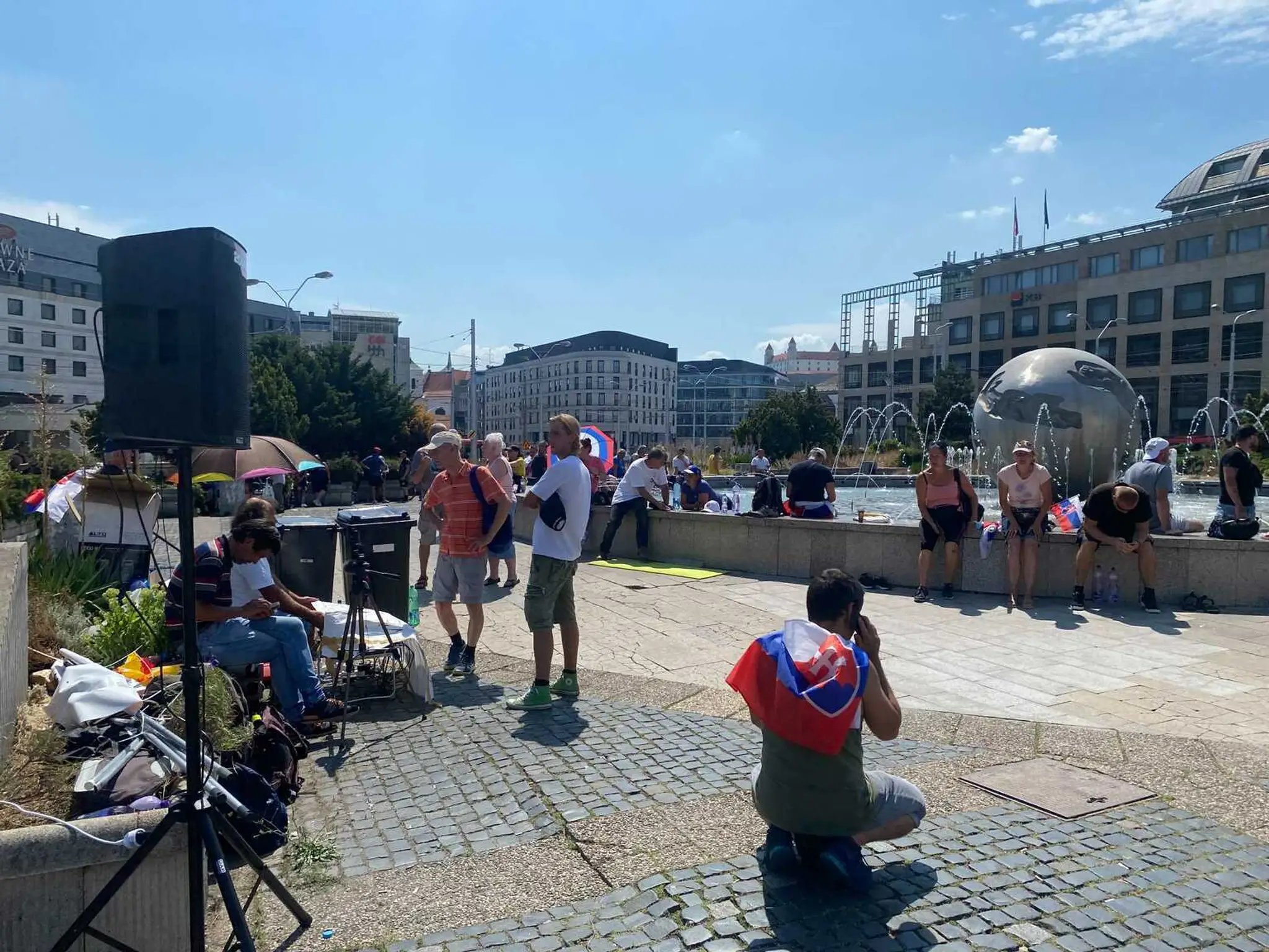 Protestujúci pred Prezidentským palácom