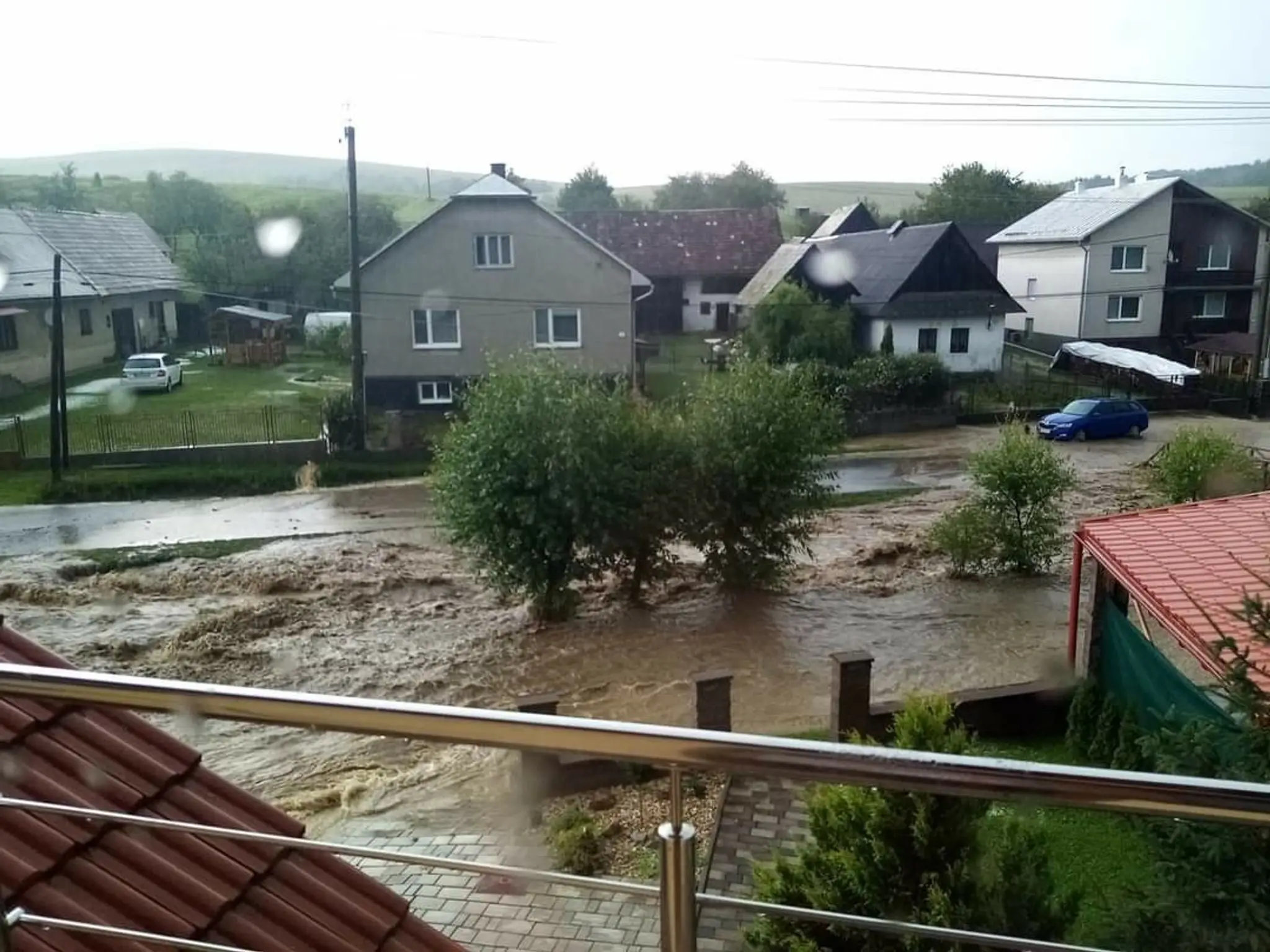 Voda sa valí obcou Snakov.
