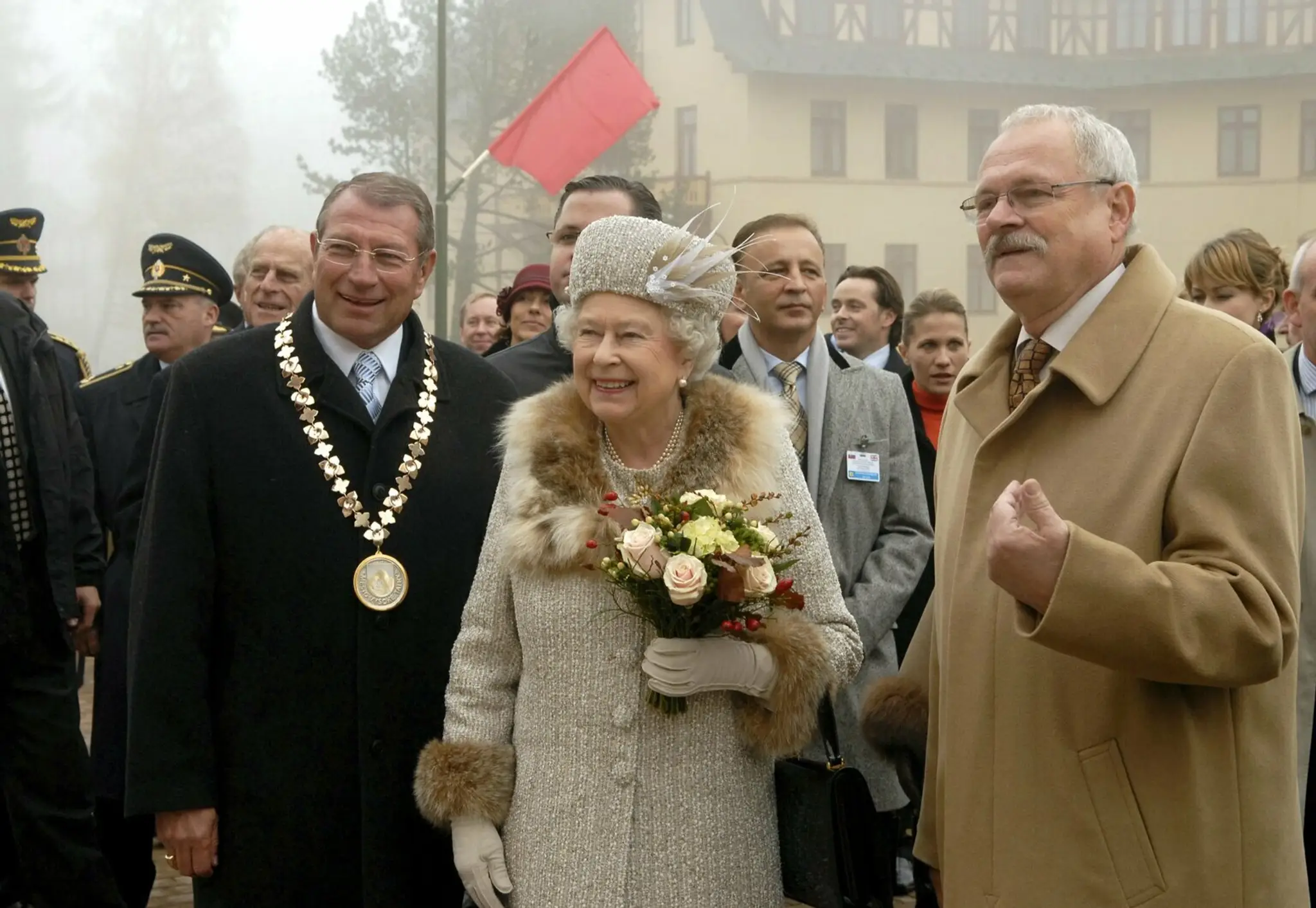 Na snímke britská kráľovná Alžbeta II., prezident SR Ivan Gašparoviča a primátor mesta Vysoké Tatry Ján Mokoš
