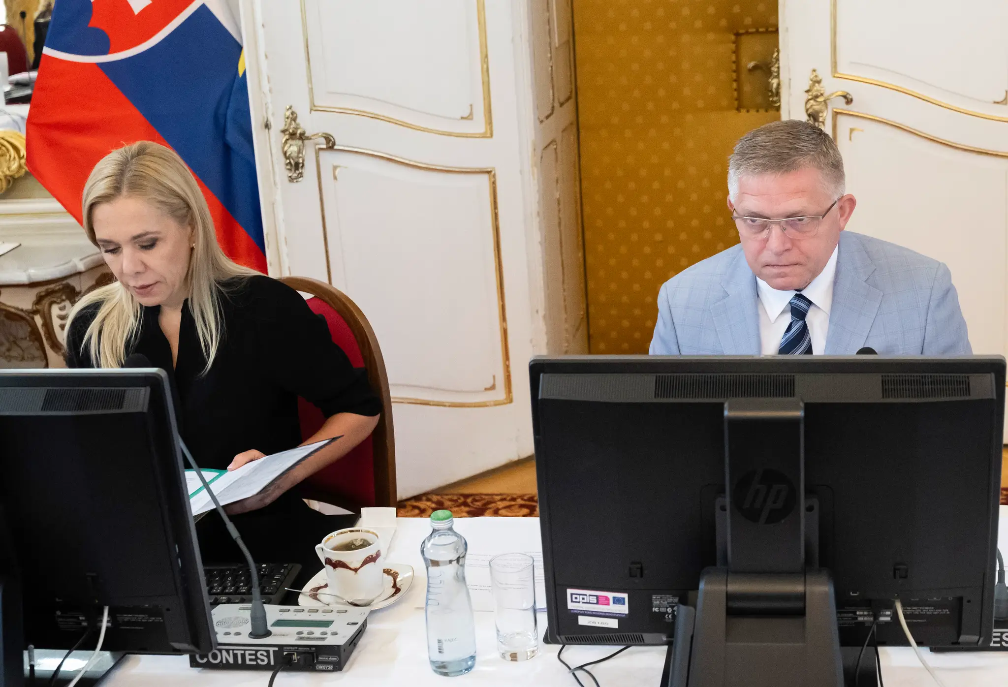 Na snímke sprava premiér SR Robert Fico (Smer-SD) a podpredseníčka vlády a ministeka hospodárstva SR Denisa Saková (Hlas-SD)