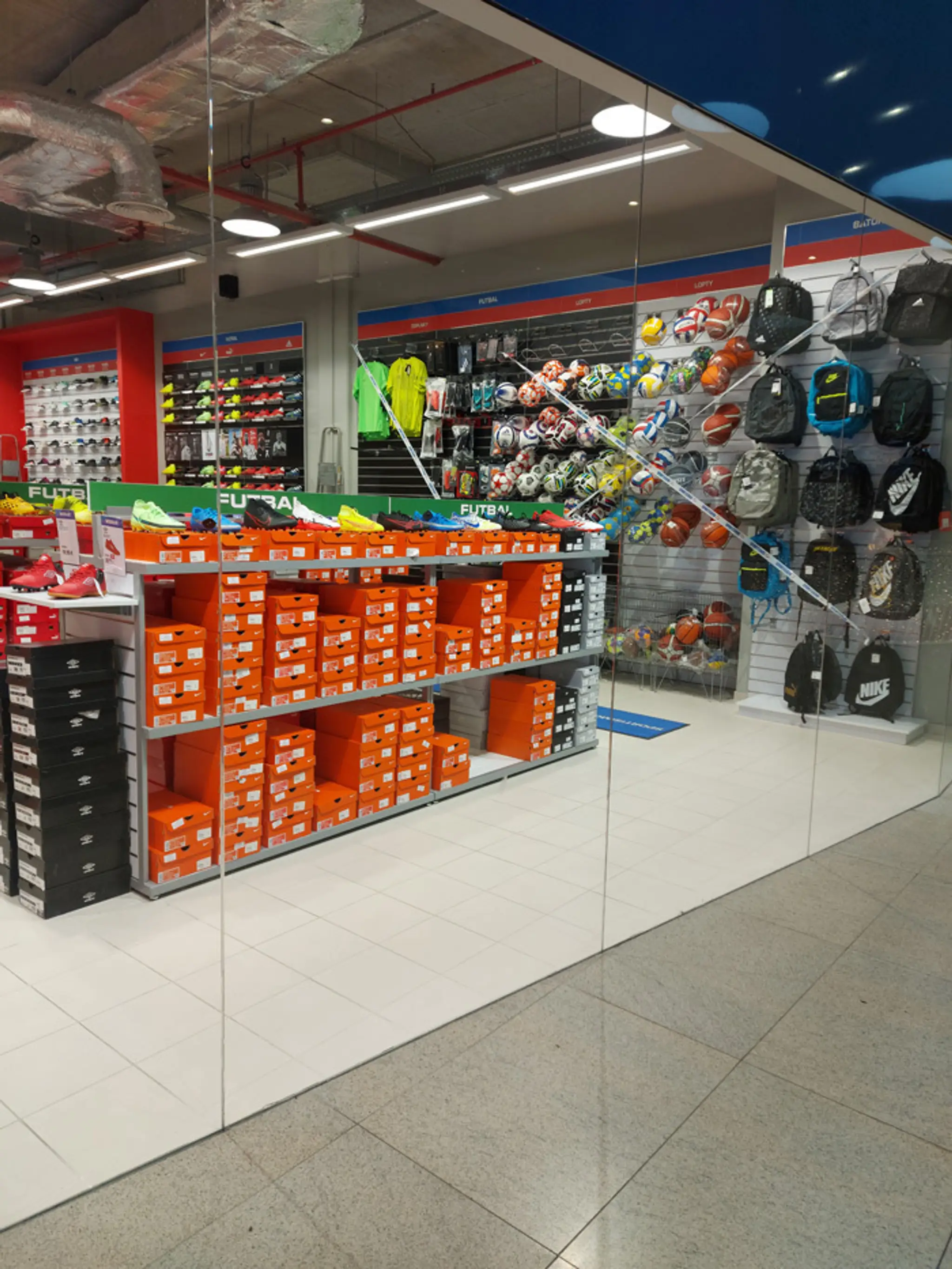 Športový obchod počas lockdownu.