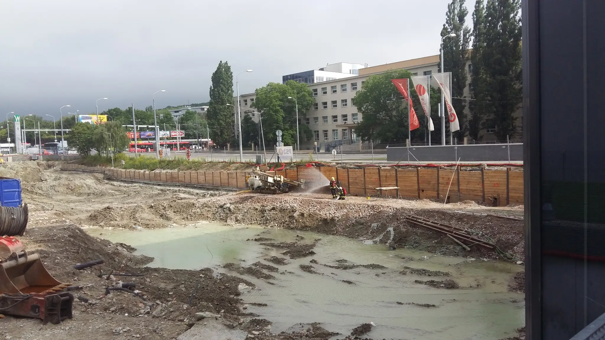 Hasiči zasahujú pri prasknutom plynovom potrubí v blízkosti Patrónky.
