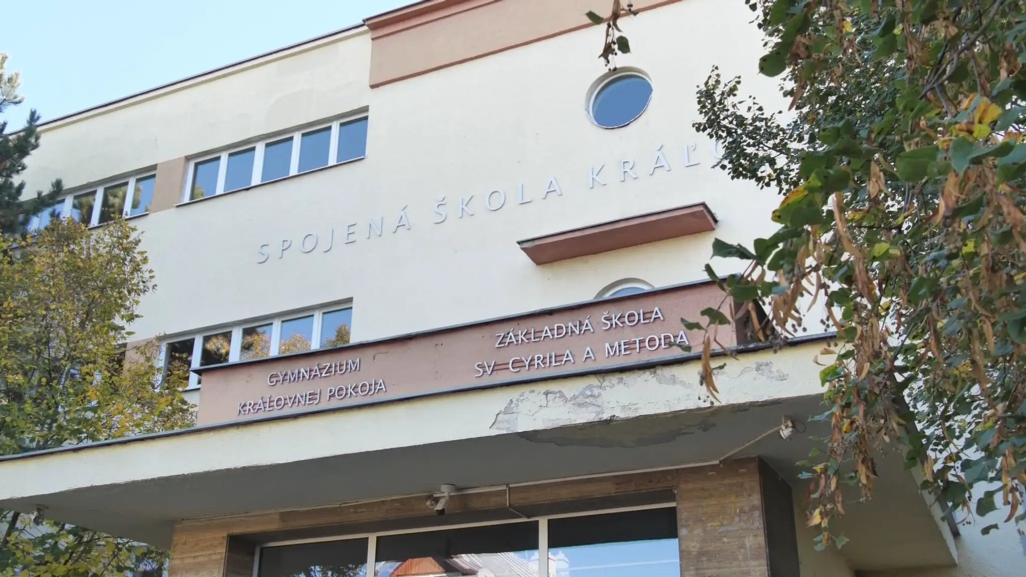 V školskom poriadku kresťanského gymnázia diskriminujú LGBTI+ ľudí