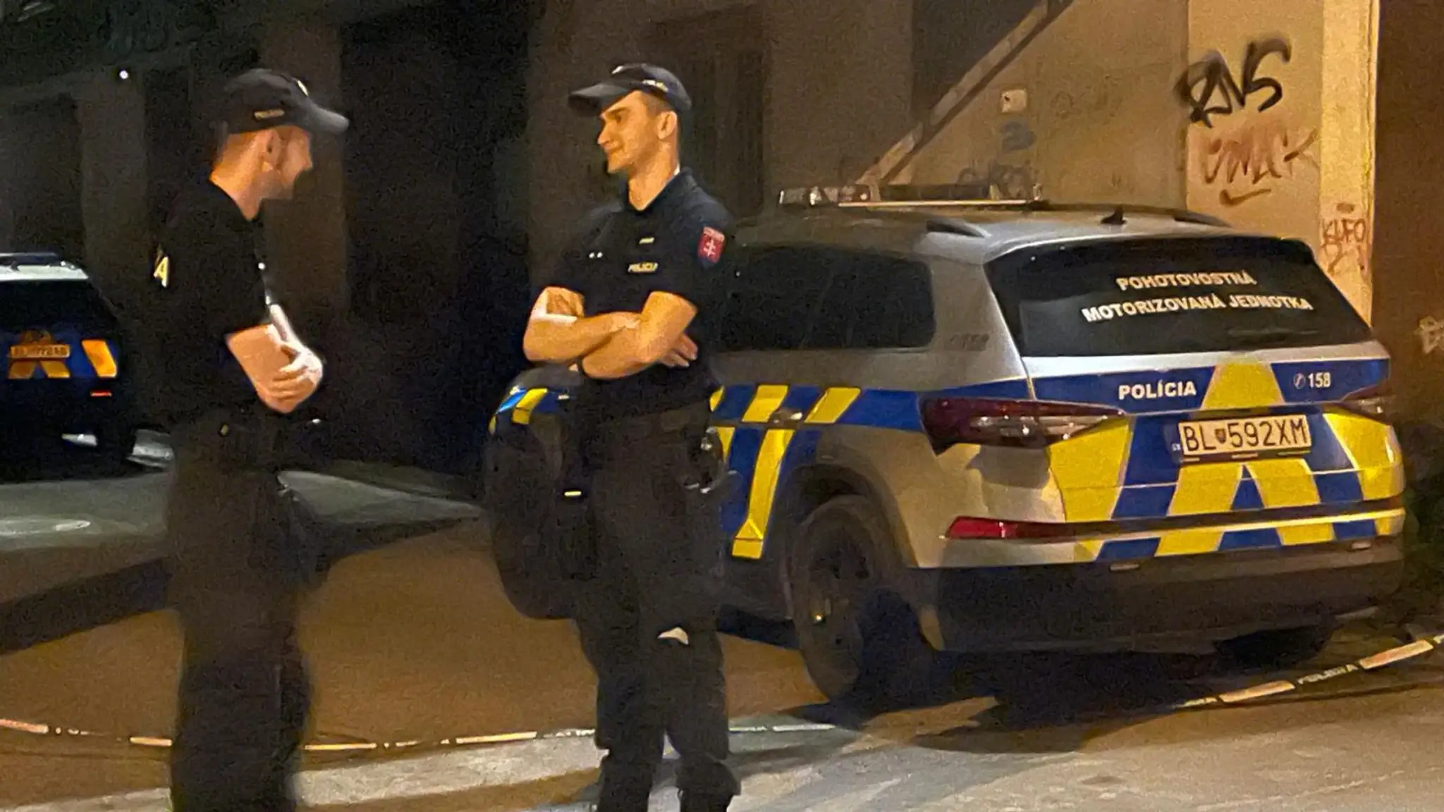 Policajti na mieste.