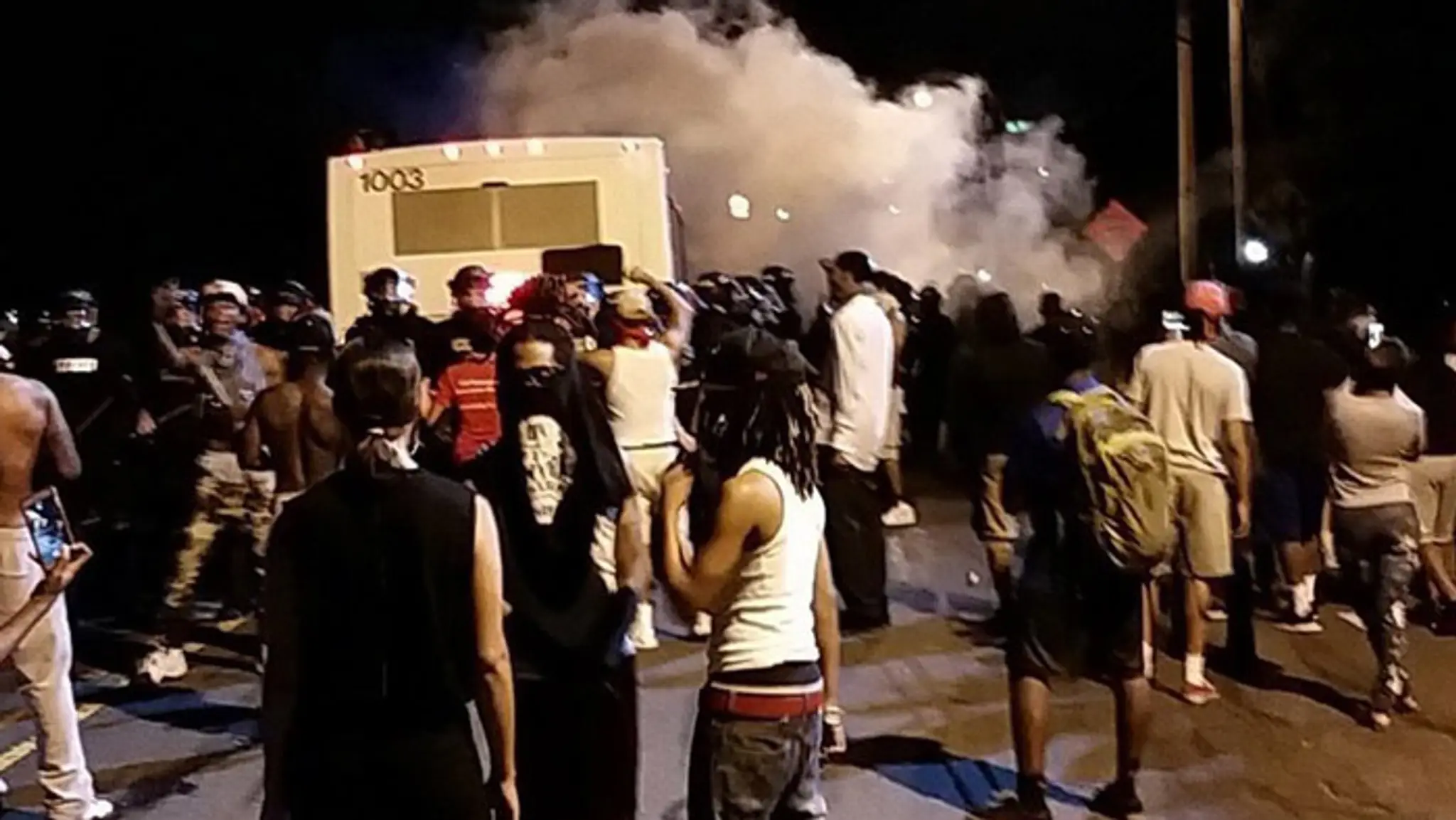 Dvanásť policajtov utrpelo v noci nadnes zranenia počas zrážok medzi demonštrantami a políciou v meste Charlotte.