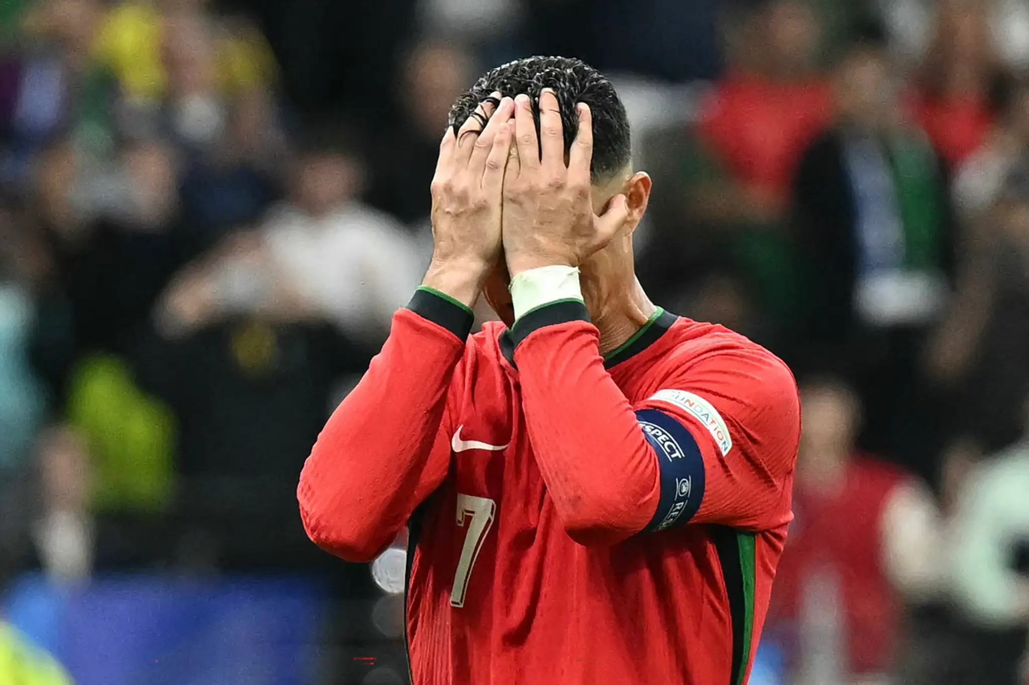 Cristiano Ronaldo sa v zápase so Slovinskom ocitol v slzách.