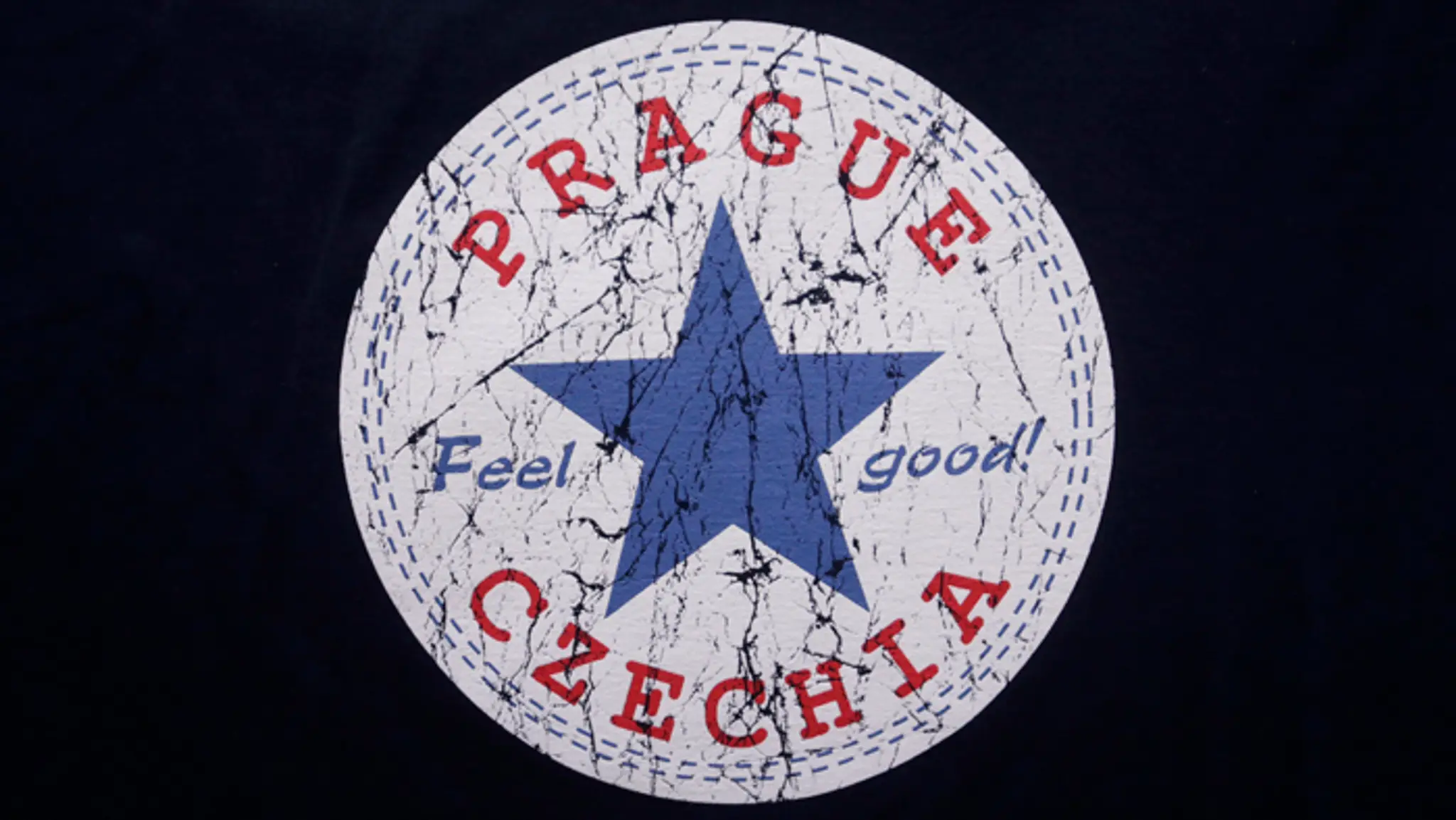 Tričko s potlačou a nápisom Czechia v obchode v Prahe.