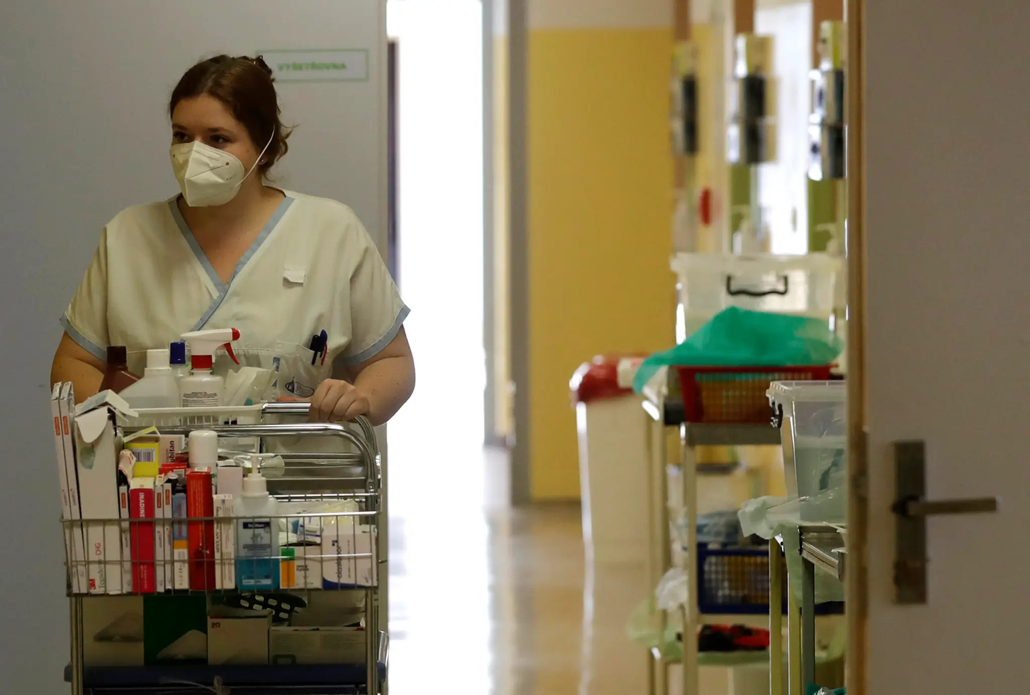 V areáli Nemocnice sv. Michala v bratislavskom Starom Meste hasiči postavili stany, v ktorých sa uskutoční celoplošné testovanie