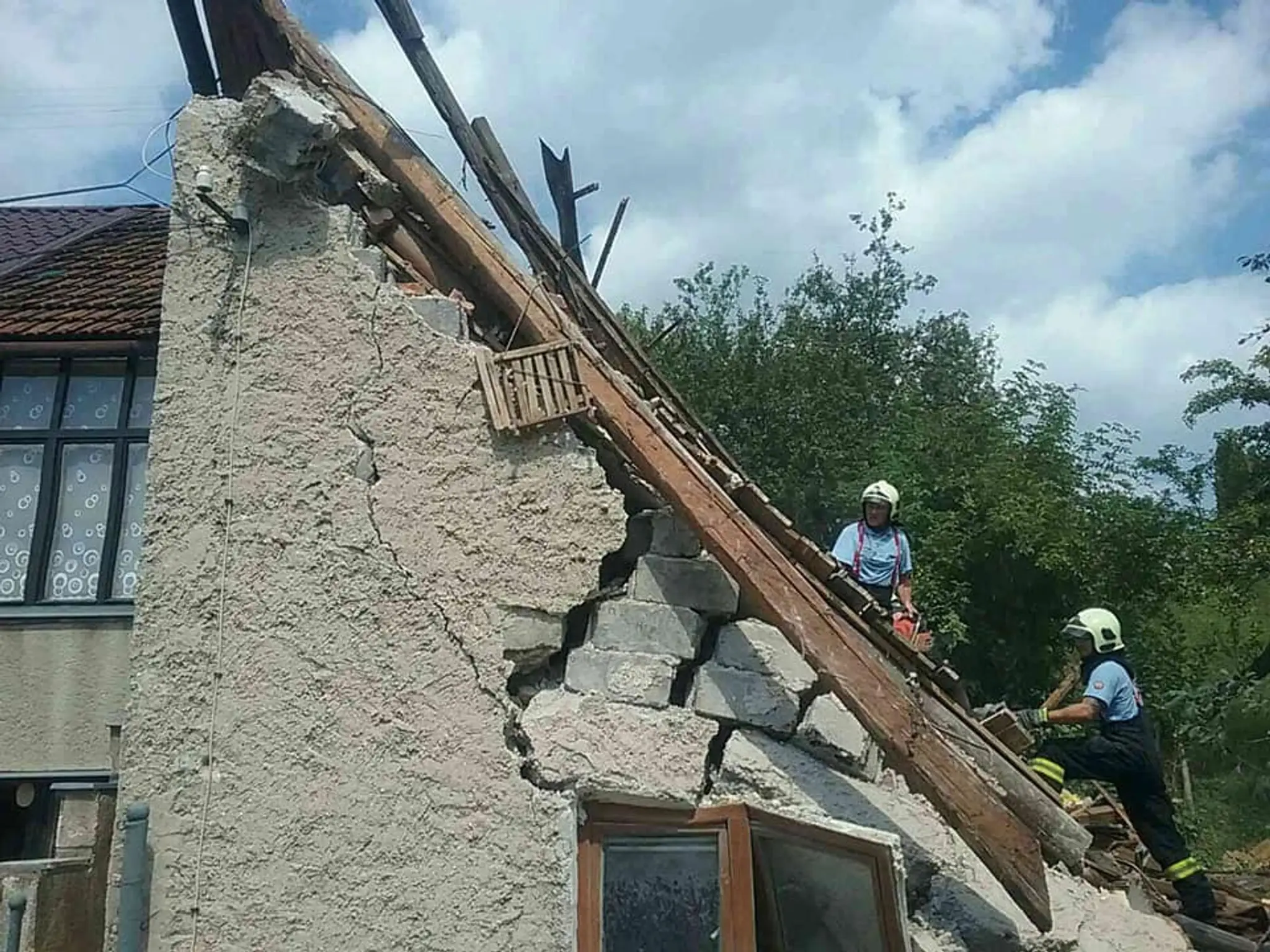 Opitý vodič narazil do policajného auta.