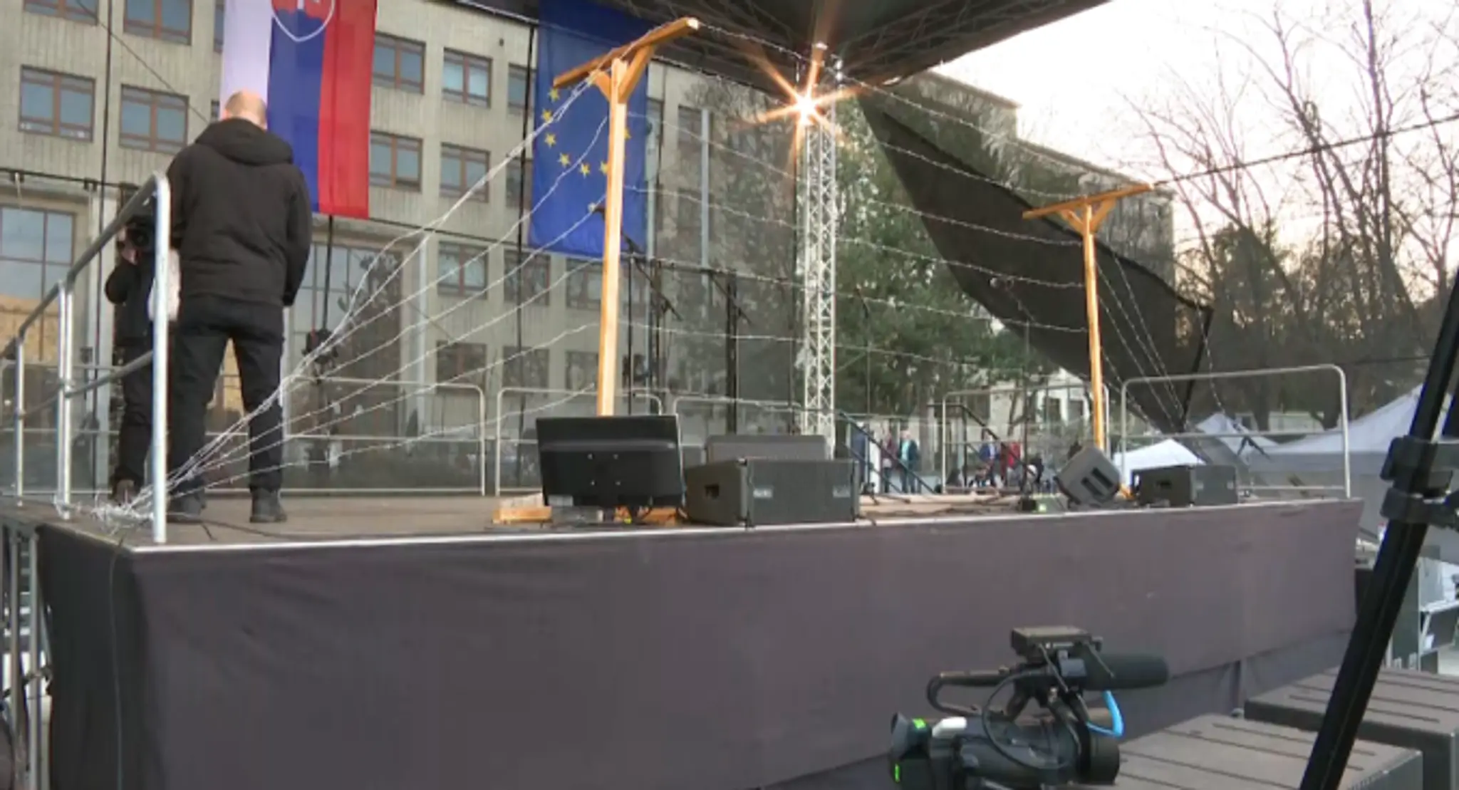 Pódium obohnané ostnatým drôtom