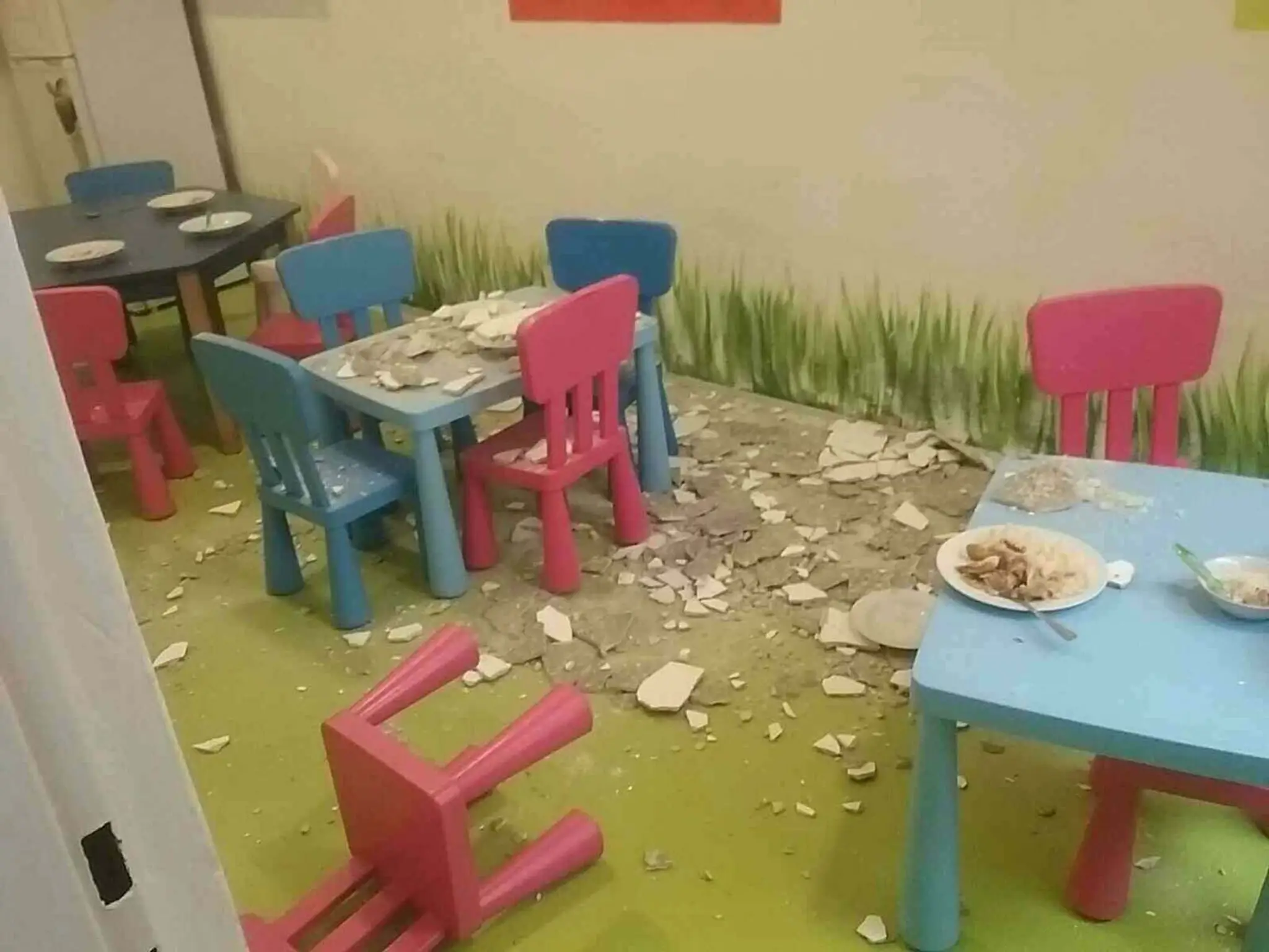 Na deti padla omietka