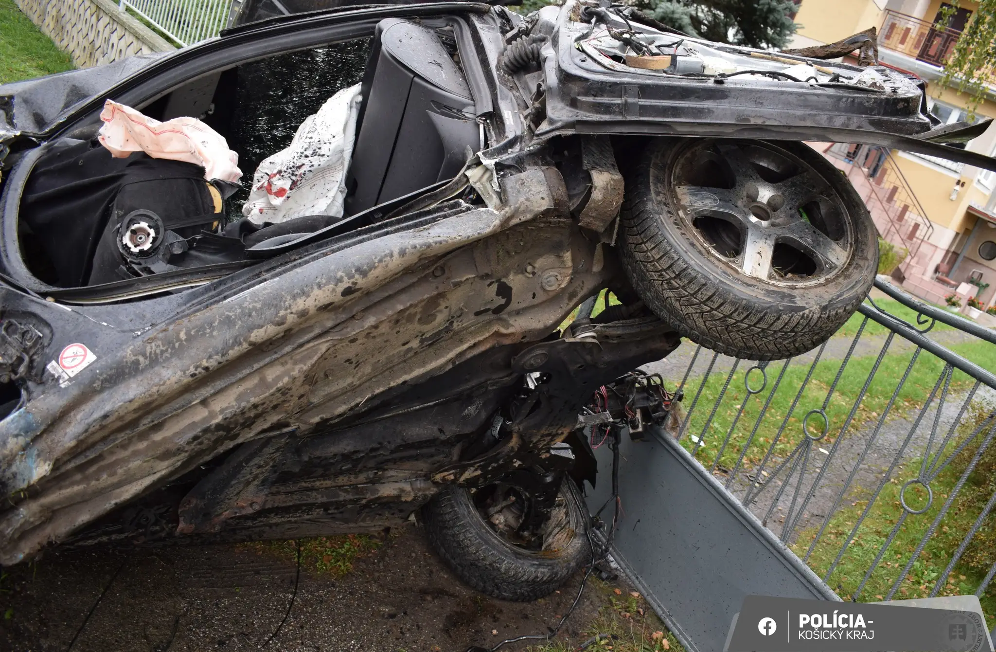Auto pri nehode roztrhlo na polovicu
