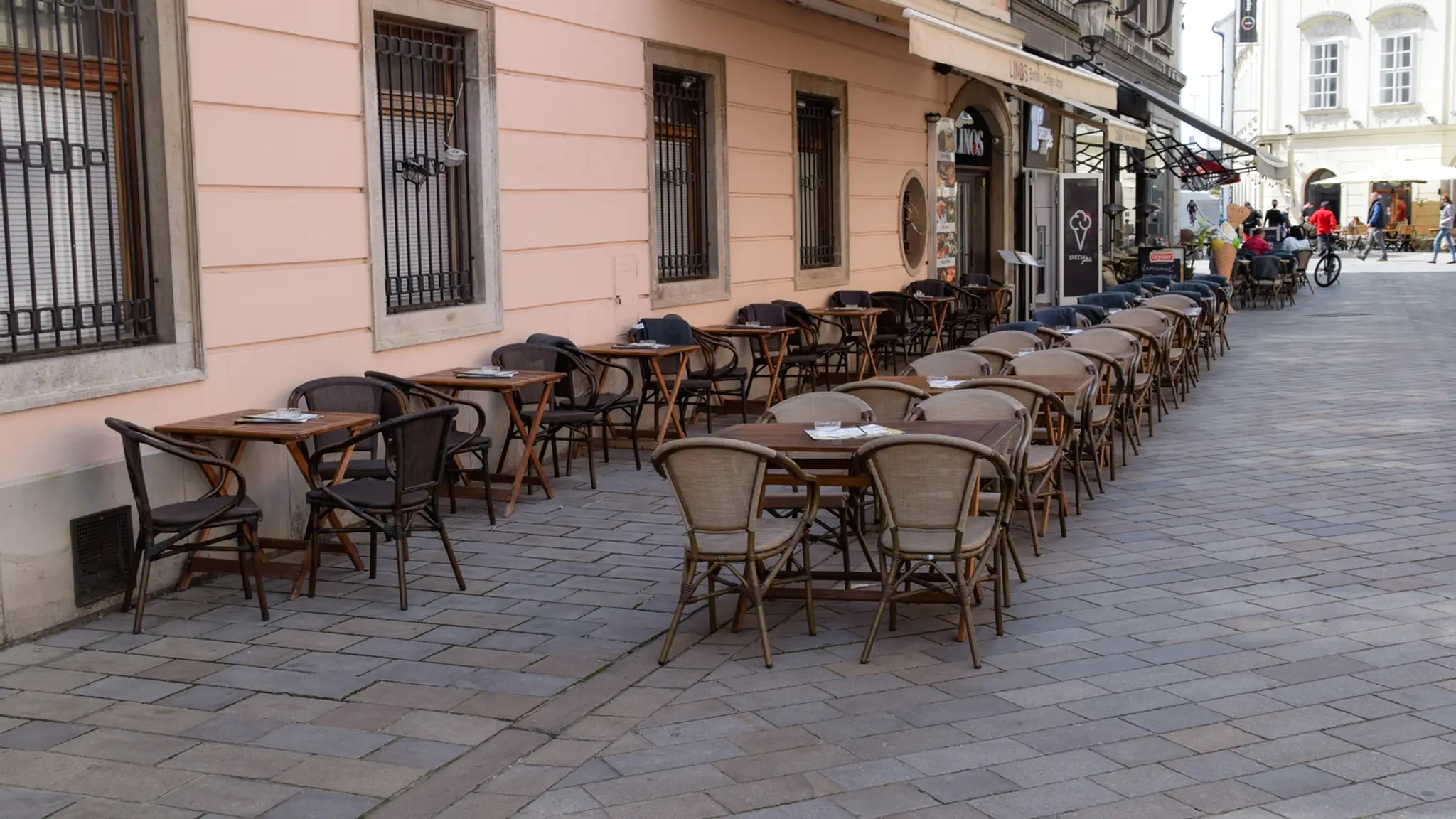 Prázdna terasa v centre mesta.