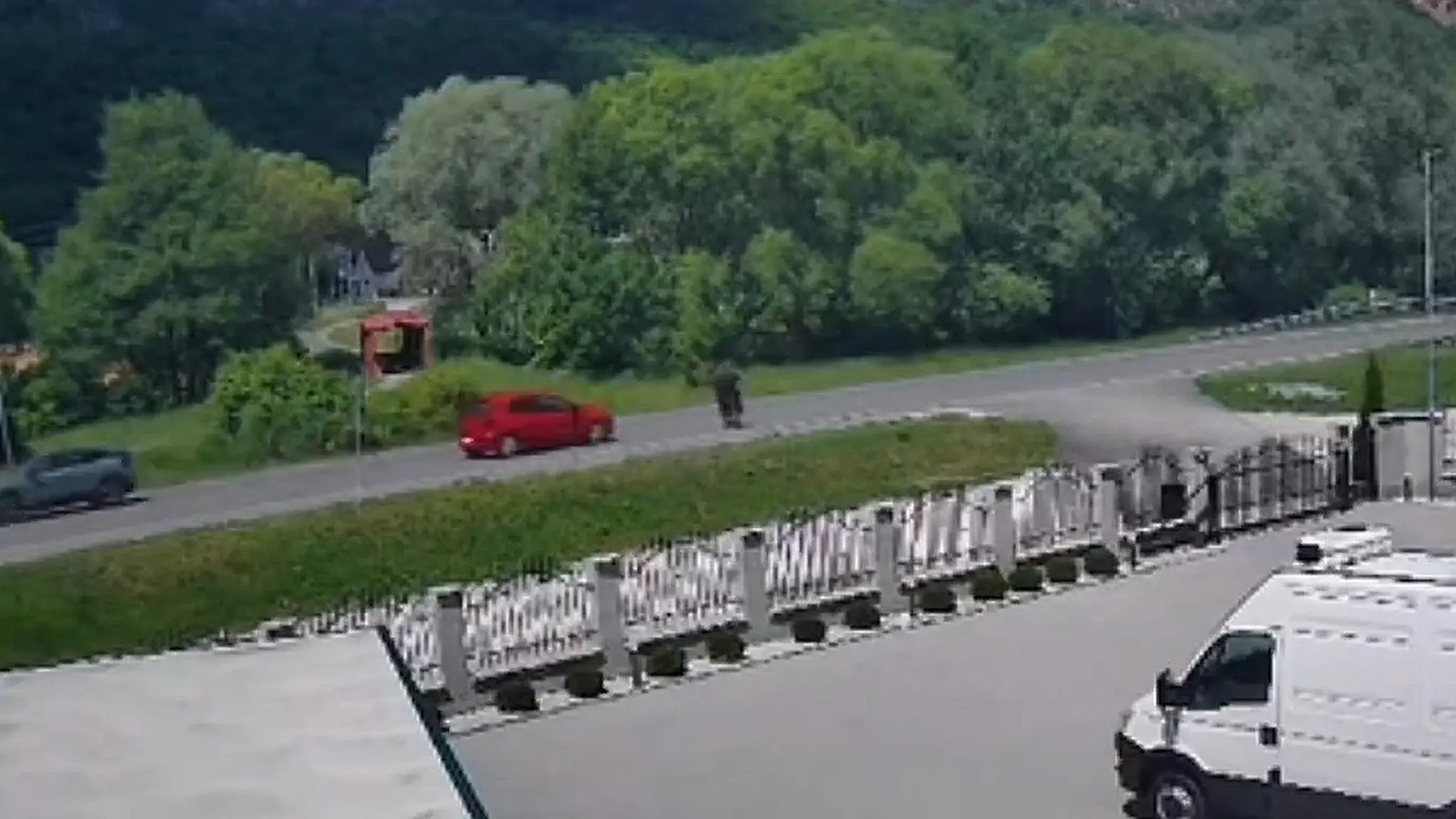 Na snímke motocykel zachytený tesne pred kolíziou s autom.